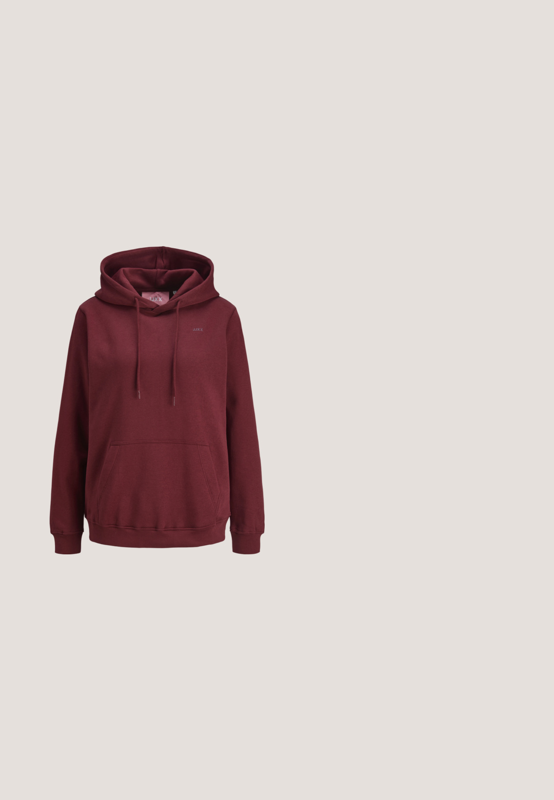 Bordeaux hoodie lavet af blødt stof med en front kangaroo-lomme, justerbare snore og et lille logo på brystet.; Lysegrøn T-shirt med korte ærmer og rund hals med lille hvid Nike swoosh-logo centreret på brystet.; Grønne atletikbukser med bred benstil, der har en marineblå linning og sidelæg, lavet af let, tekstureret stof.; Lyse beige og pink Nike sneaker med hvid swoosh-logo, ruskind på tå og hæl samt pink snørebånd, vist fra siden på hvid baggrund.; Lille skuldertaske i bordeaux med halvmåneform, tynd rem, lynlås og dekorativ rund perle på den ene side.; Delikat guldkæde med vedhæng i form af et stort bogstav "A" og en lille lukning.