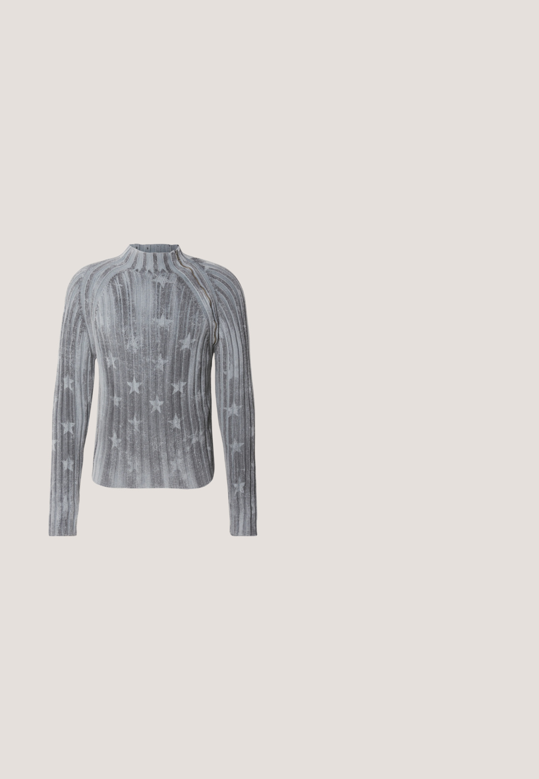 Grå strikket sweater med lodret ribbet struktur, med stjernemønstre, høj krave og lange ærmer. Blødt materiale med slank pasform.; Sort ærmeløs ribstrikket tanktop med rund halsudskæring, fladt lagt på lysegrå baggrund. Etiket med teksten "WEEKDAY."; Svarte, vide, cropped bukser lavet af letvægtsstof. Har hvide broderede mønstre og accenter, der strømmer ned ad siderne. Elastisk talje.; Sorte atletiksko med et tekstureret stofoverdel, metalliske detaljer og en markant luftfyldt sål. Har distinkte bølge-lignende designelementer.; Sorte rektangulære solbriller med mørke linser. Plastisk stel med højglans finish, der har en bred næsebro og let tilspidsede arme.; Sølv metal kædehalssmykke med en sektion af klare perler, der veksler mellem glatte og facetterede teksturer, med en lås.