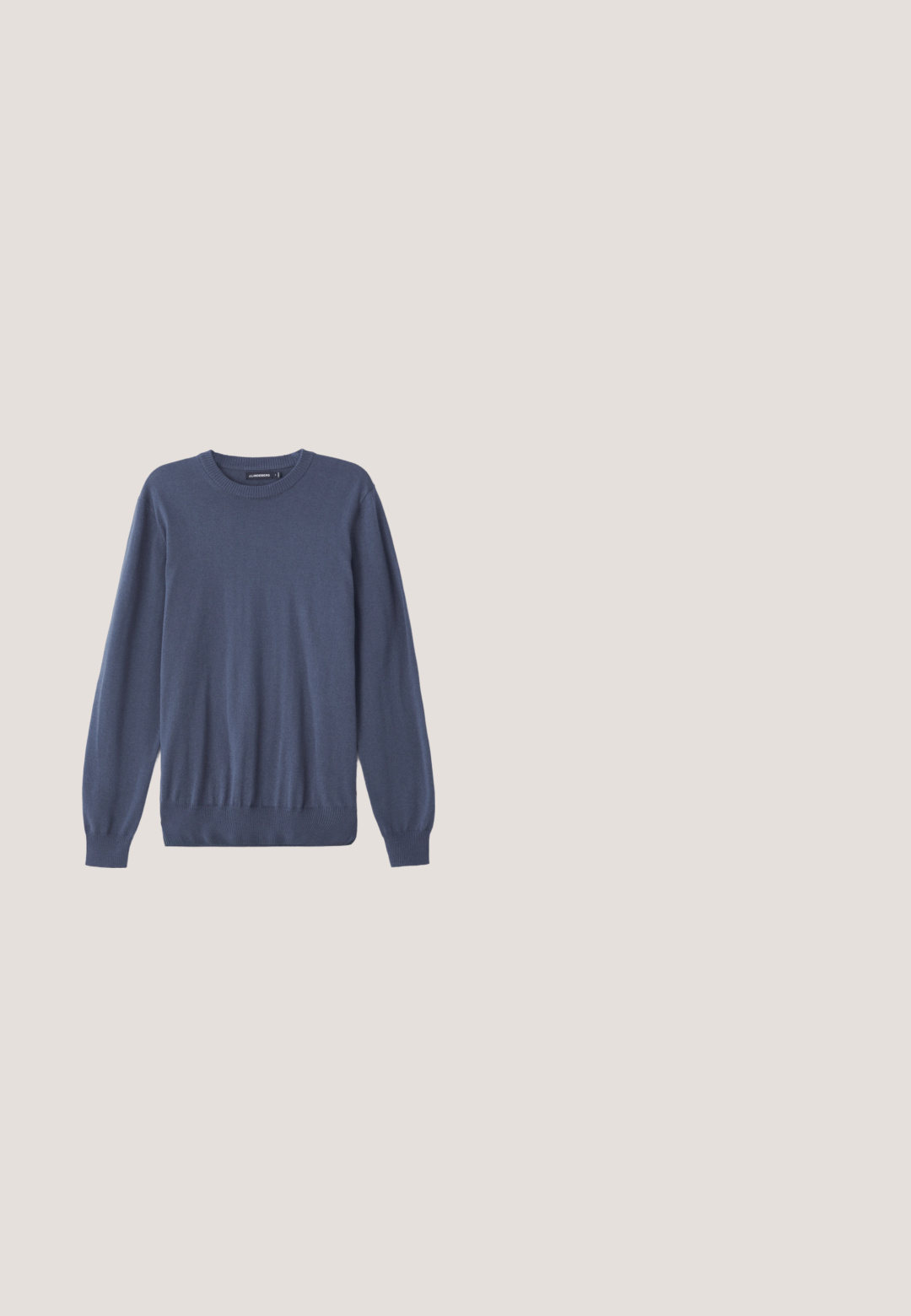Mænds blå sweater lavet af blødt stof, med rund hals, lange ærmer, ribbede manchetter og en tætsiddende kant. Glat tekstur uden mønstre.; Marineblå kortærmet t-shirt lavet af blødt stof. Har rund halsudskæring og en lige pasform uden mønstre eller accenter.; Marine cargo bukser med en tekstureret stof, slim fit, knaplukning i taljen og sidelommer for ekstra funktionalitet.; Brun læder Oxford dresssko med kappe, lukket snørebånd og lav stablet hæl på hvid baggrund.; Brun læder toilettaske med en tekstureret overflade, lynlås lukning og et sidehåndtag. Firkantet form, glatte kanter, minimal branding.; Rullet mørkebrunt tekstureret læderbælte med sølvrektangulært spænde indgraveret med "Tiger of Sweden" på en lys baggrund.