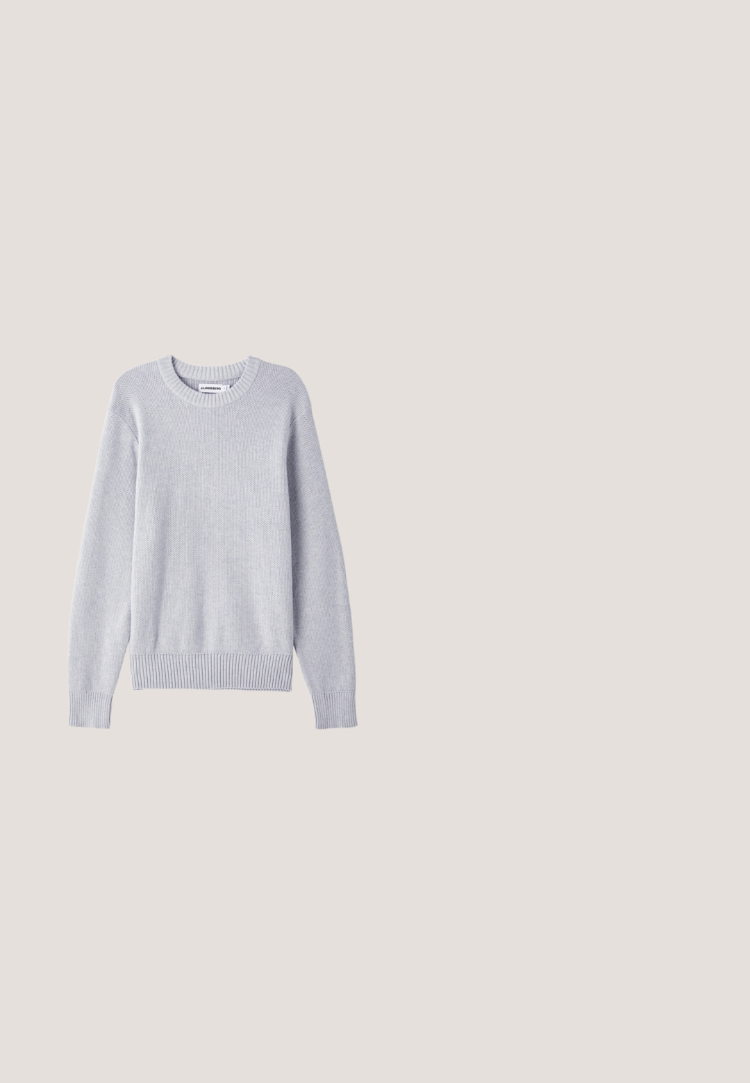 Lysegrå strikket sweater med rund halsudskæring, lange ærmer, ribbet manchetter og kant, prydet med et struktureret vævemønster hele vejen igennem.; Marineblå bomulds t-shirt med rund hals og korte ærmer, med en glat tekstur og enkel design, uden synlige mønstre eller accenter.; Han Kjøbenhavn WIDE LEG - Bukser - light grey; Sort lædersko med rund tå, minimal syning og lav gummihæl, sikret med sorte snørebånd.; Sort rektangulært lædermappe med dobbelte håndtag, lynlåslomme foran og aftagelig skulderrem mod en ensartet lys baggrund.; Sort læderbælte rullet sammen med synligt sølv rektangulært metalspænde på en ensfarvet lys baggrund.