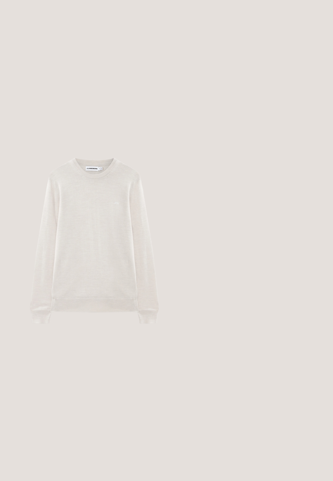 Pull en laine beige clair à manches longues avec un col ras du cou, poignets et ourlet côtelés, un logo discret sur la poitrine gauche et une étiquette J.Lindeberg à l'intérieur du col.; Chemise blanche à manches longues avec col et poche poitrine, présentée de face sur un fond blanc.; Pantalon droit marron foncé avec passants de ceinture, fermeture par bouton et pli sur le devant, présenté sur fond blanc.; Chaussure de ville Oxford en cuir brun avec bout amovible, lacets fermés et petit talon empilé sur fond blanc.; Serviette en cuir brun foncé avec deux poignées, une bandoulière détachable et un petit logo à l'avant sur un fond uni.; Ceinture en cuir marron foncé roulée avec une boucle rectangulaire argentée sur fond blanc.