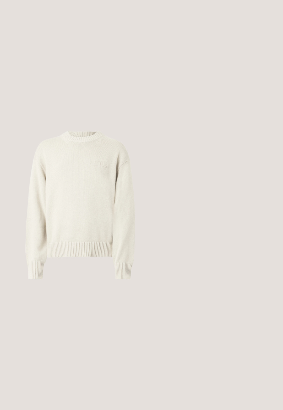 Pull en tricot de couleur crème avec un col rond, des poignets et un ourlet côtelés, arborant un logo en relief subtil sur la poitrine.; Veste boutonnée marron foncé avec col, poche poitrine et deux poches inférieures à l'avant sur un fond uni clair.; Pantalon marron droit avec passants de ceinture, fermeture avant par bouton et zip, présenté sur un fond clair uni.; Mocassin en cuir noir à enfiler avec un petit talon et des détails cousus, étiquette latérale, sur fond blanc uni.; Sac bandoulière en cuir marron foncé avec fermeture à rabat et sangle en tissu réglable sur fond blanc.; Ceinture en cuir marron avec une boucle rectangulaire argentée, présentant une texture lisse et une extrémité légèrement effilée.