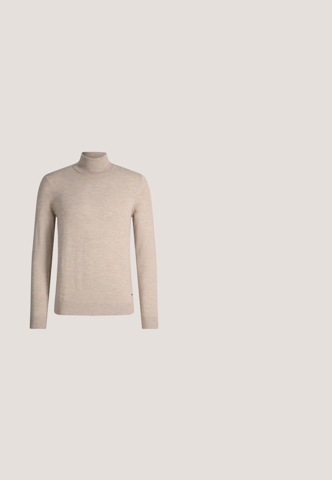 Beiger Langarm-Rollkragenpullover mit gerippten Bündchen und Saum, aus feinem Strickstoff.; Hellblaue Jeans aus Denim mit geradem Schnitt, fünf Taschen und einem einzigen Knopfverschluss. Abgerundet mit dezenten Steppdetails.; Dunkelbrauner Herrenslipper aus Leder mit strukturierter Oberseite und niedrigem schwarzem Absatz vor einfarbig hellgrauem Hintergrund.; Hellgrünes Seiden-Ecktuch mit kleinem dunklem Blumenmuster und weiß aufgedrucktem „BOSS“-Logo in einer Ecke.; Braune Leder-Duffelbag mit zwei Griffen, einem schwarzen verstellbaren Schulterriemen und einem kleinen "BOSS" Logo vorne in der Mitte.; Beigefarbener Wildledergürtel mit einer rechteckigen dunklen Metallschnalle, mehreren Einstelllöchern und einer genähten Schlaufe auf weißem Hintergrund.