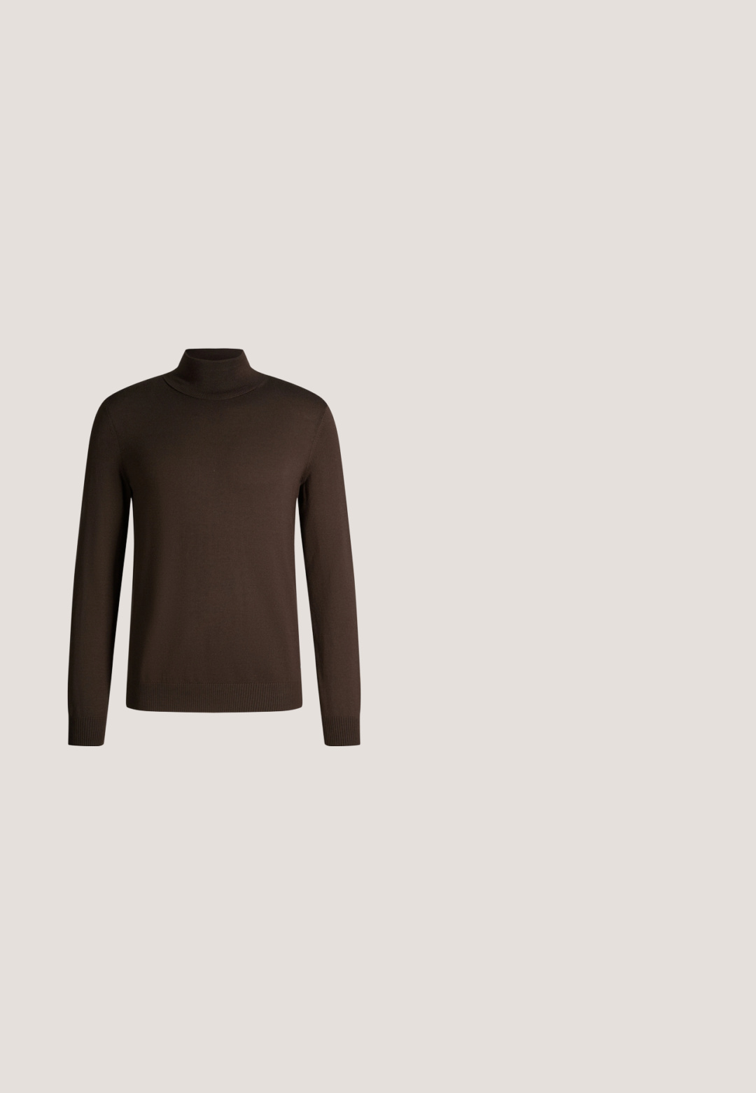 Dunkelbrauner Langarm-Rollkragenpullover mit gerippten Bündchen, Kragen und Saum auf einfachem weißem Hintergrund.; Braune Herringbone-Hosen mit schlanker Passform, ausgestattet mit einem Knopfverschluss vorne und seitlichen Taschen, aus strukturiertem Stoff mit einem dezenten Glanz.; Brauner Herrenschuh aus Leder mit Schnürung, schwarzer Sohle, niedrigem Absatz und glattem Finish vor einfachem Hintergrund.; Dunkelbraune Krawatte mit einem dezenten Diamantgittermuster in hellbeigen und weißen Akzenten auf hellem einfarbigem Hintergrund.; Braune Lederaktentasche mit oberen Griffen, silberner Beschlägen und verstellbarem Schulterriemen auf einfachem, hellem Hintergrund.; Dunkelbrauner Ledergürtel, zusammengerollt mit einer quadratischen Metallschnalle und sichtbaren Nähten entlang der Kanten.