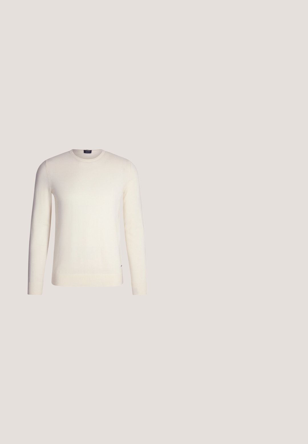 Gebreide trui in roomkleur met lange mouwen, ronde hals en geribbelde manchetten. Soepele textuur, minimale branding aan de zoom.; Lichtblauwe denim jeans met een rechtvallende pijp, vijf zakken en een enkele knoopsluiting. Afgewerkt met subtiele stikseldetails.; Donkerbruine leren loafer met lage buitenzool, mocassinaatachtige stiksels en slip-on ontwerp, getoond vanuit zijaanzicht op een lichte achtergrond.; BOSS Zonnebril - brown; Bruine leren duffeltas met twee handvatten, een zwarte verstelbare schouderriem en een klein "BOSS" logo middenvoor.; Lichtbruine leren riem opgerold met een glanzende zilveren rechthoekige metalen gesp op een witte achtergrond.