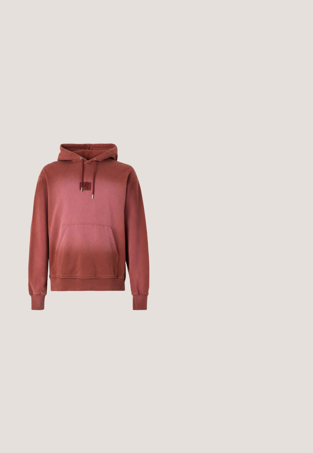 Punane kapuutsiga sweatshirt, mis on valmistatud pehmest kangast, ees oleva tasku, soonikkoes varrukate ja rinnal oleva väikese logopaketiga.; Tumes roheline T-särk pehmest kangast, millel on ümar kaelus ja lühikesed varrukad. Tikkitud "nike" logo, mis on veidi tumedamat roheline.; Roheline põimitud lühikesed püksid laia esiotsaga, kahe küljetaskuga ja diskreetne Nike logo tikandina vasakul jalal. Sisaldab nööpkinni.; Beežid Nike Air Force 1 tennised tumerohelise Swoosh-logoga, hõljuvad tekstuurse betoonastme kohal summutatud valgustusega.; Õlivihmroheline kolmnurkne rihmkott musta tõmblukuga, reguleeritava rihma, küljetasku ja ees asuva "ONLY SONS" logoga.; Hõbedast kett-kaelakee lamedate, laiade linkidega ja ühtlaselt paigutatud mustade ruudukujuliste detailidega, millel on lillemustrilised graveeringud.