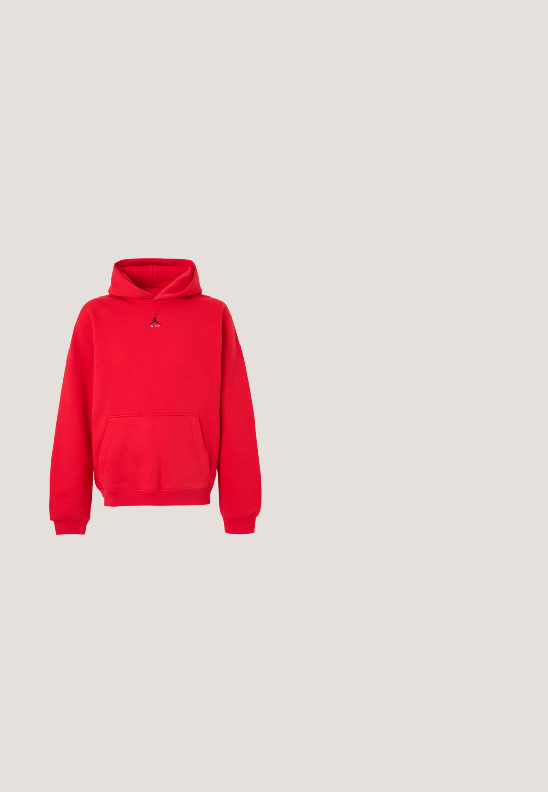 Roter Kapuzenpullover mit Fronttasche und schwarzem Jumpman Air-Logo mittig auf der Brust, dargestellt auf hellgrauem Hintergrund.; Nike T-Shirt in Beige bis Creme Ombre, kurze Ärmel, Rundhalsausschnitt, mit kleinem braunem Logo auf der oberen linken Brust. Weiches Baumwollmaterial.; Schwarze Sporthose mit elastischem Bund und Kordelzug, seitlichen Taschen, schmal zulaufenden Beinen und Reißverschlüssen an den Knöcheln. Glatte Textur.; Weißer Mesh-Sneaker mit grauen Akzenten, runder Zehenpartie und sichtbarem, gepolstertem Schuhsohlenbereich mit runden Luftpolstern und Markenlogo.; Kompakte schwarze Umhängetasche mit verstellbarem Schultergurt, vorderer Reißverschlusstasche und einem kleinen weißen Quiksilver-Logopatch.; Weißes Perlenhalsband mit abwechselnd ovalen und runden Perlen. Verfügt über einen silbernen Karabinerhaken und eine verstellbare Kette zur Längenanpassung.