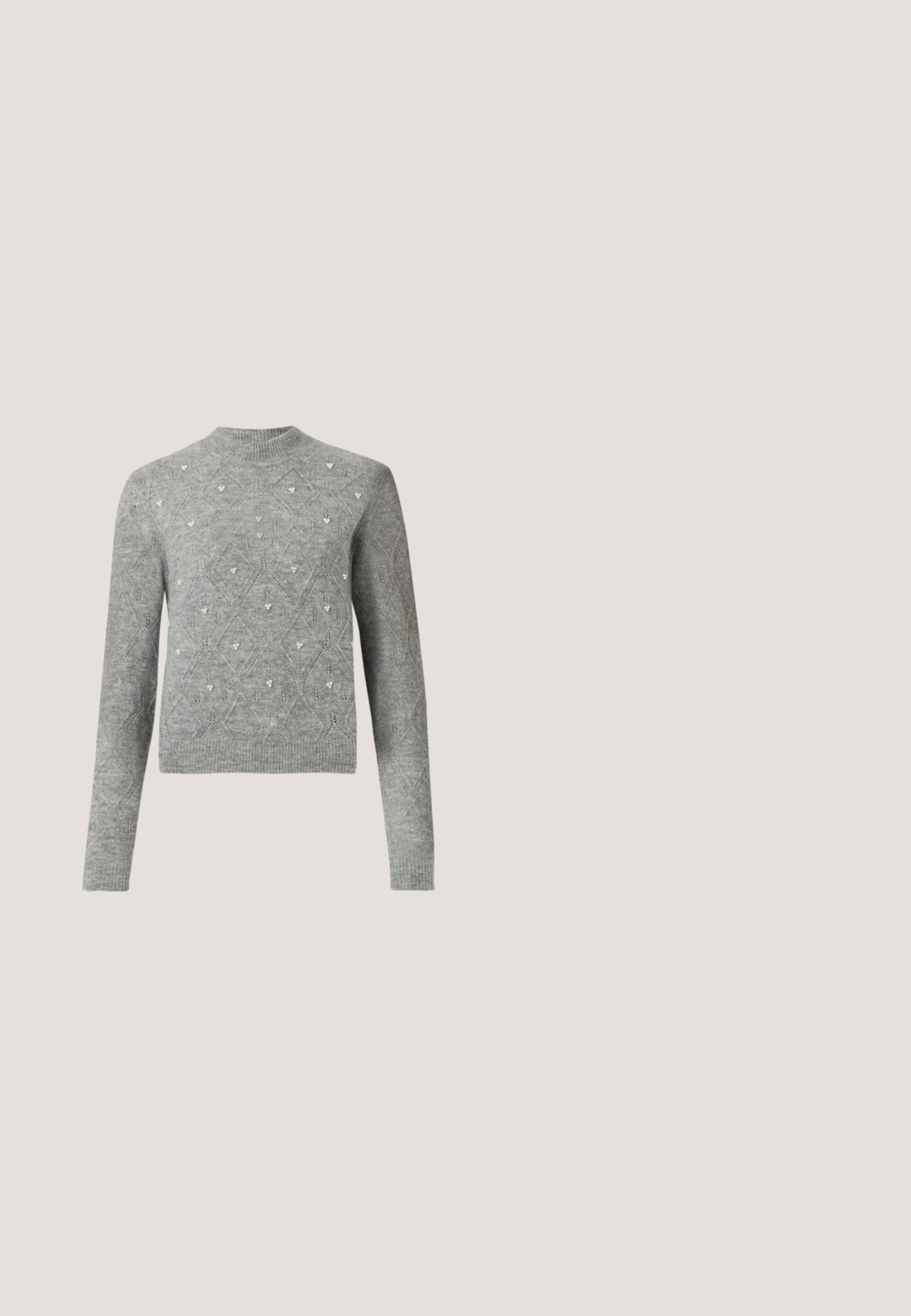 Suéter gris de punto con cuello redondo, mangas largas, patrones de diamante y pequeños adornos decorativos en toda la tela.; Chaqueta de mezclilla negra cortada con mangas largas, cierre de botones en la parte delantera, dos bolsillos en el pecho y costuras blancas en contraste.; Pantalones cortos negros de tela texturizada con un dobladillo deshilachado, que cuentan con dos bolsillos frontales y un ajuste entallado.; Zapato plano negro con punta afilada, adornado con tachuelas plateadas en la parte frontal; la parte trasera presenta un patrón de rayas de cebra en blanco y negro.; Bolso de mano de cuero negro con dos asas alargadas, cierre de cremallera y forma redondeada; textura suave con un acabado ligeramente brillante.; Pendientes de aro plateados incrustados con cristales facetados transparentes, con cierre de poste y tapones auriculares transparentes sobre un fondo blanco.