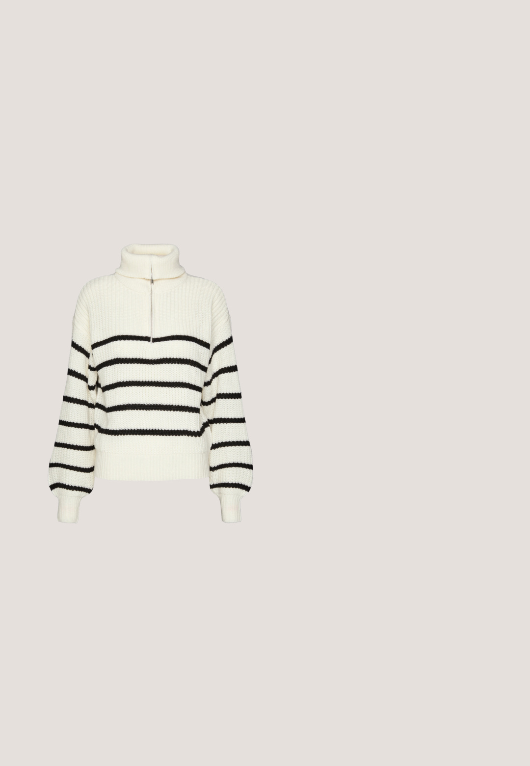 Strik turtleneck sweater i creme med sorte vandrette striber. Har en halv-lynlås foran og brede, ribbede mansjetter og kant.; Monki Cargobukser - black dark svart; Sort Nike løbesko med mesh og syntetisk overdel, der svæver over en betonoverflade og trin i baggrunden.; Lyserøde transparente solbriller med ovale linser, mørkerød toning og slanke stænger, der har en glat overflade og diskret detaljering på rammen.; Sort håndtaske med en netlignende overflade, vævet håndtag og dekorativ snøring. Indeholder aftagelig rem og kontrasterende metaldele.; Sølv hoop øreringe med et kors og hjerte charm. Glat, skinnende tekstur med en poleret finish. Hver charm hænger fra en sikker løkke.