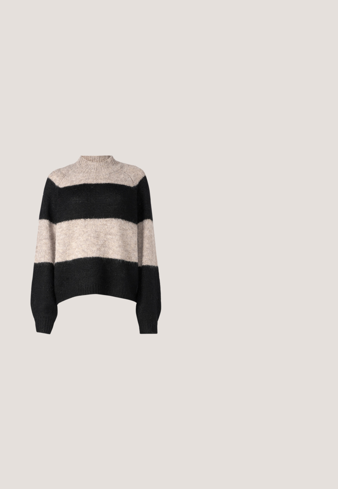 Stribet sweater med høj hals, der har tre vandrette bånd i sort og lys beige. Fremstillet af et blødt, tekstureret strikmateriale.; Mørkegrå denimjeans med en subtil lysning, mellemhøj talje, knaplukning og let flare ved kanten.; Sortlæder ankelstøvle med spids tå, en slank silhuet og en kraftig firkantet hæl. Glat tekstur med minimale stikninger.; Sorte, kantede solbriller med grå linser; lavet af plast, med tykke stænger med en glat overflade og ingen synlig hardware.; Pieces PCALUANA SHOULDER BAG - Håndtasker - black; Sølv hoops øreringe har et glat, afrundet design med en slank profil og sikker spænde. Minimalistisk stil med en poleret finish.
