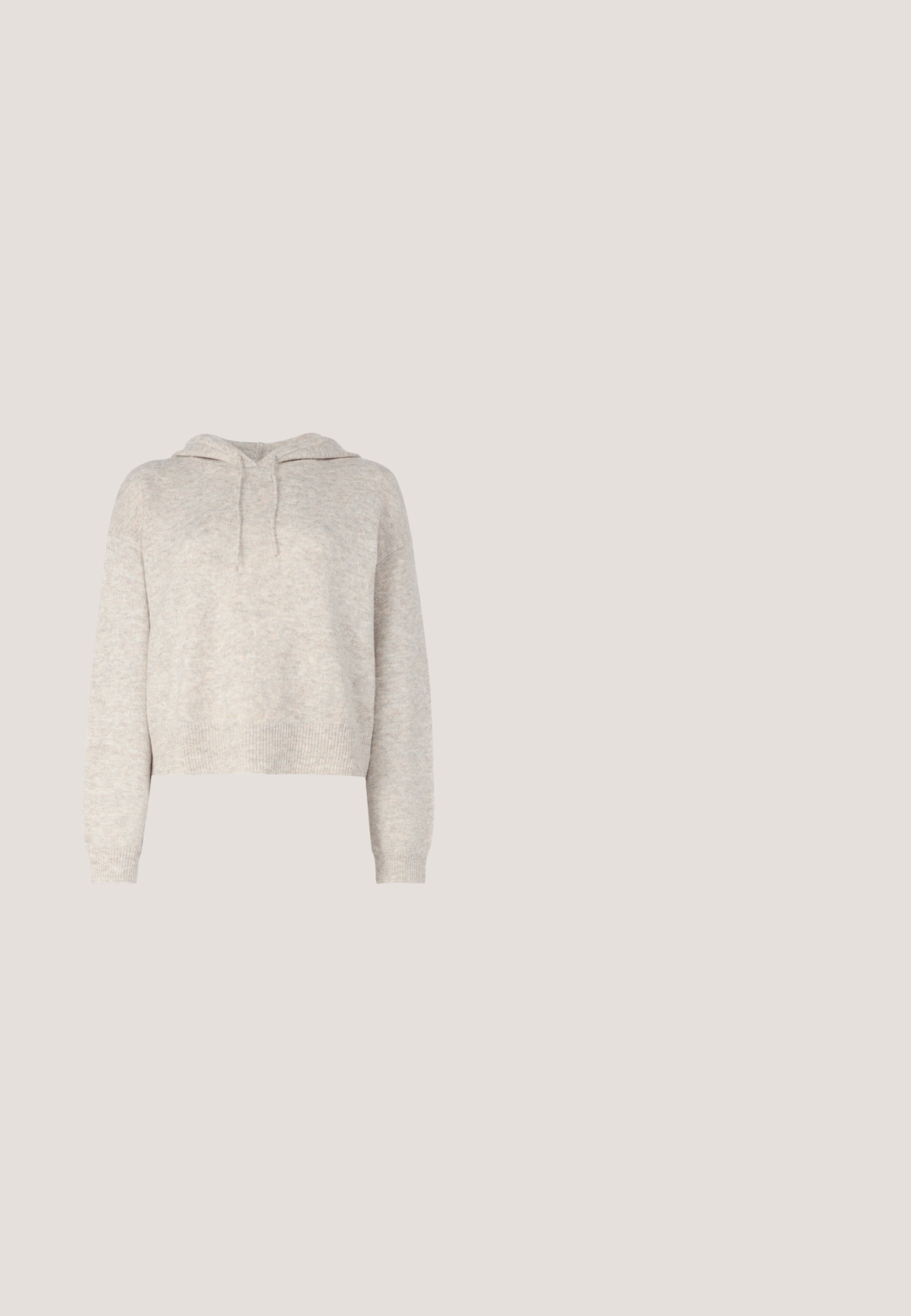 Beige strikket cropped hættetrøje med lange ærmer og snore, vist på en ensfarvet lys baggrund.; Weekday RAIL MID LOOSE STRAIGHT  - Jeans Straight Leg - misty grey; Beige ruskindsneakers med fluffy tekstur og cremede detaljer. Har flade snørebånd og små perforeringer for åndbarhed. Gummisål.; Brun lærredstaske med lange håndtag og forstærkede lodrette stropper, med subtil tekst foran, sat mod en hvid baggrund.; Et par sølv hoopsøreringe med subtile graveringer, placeret på en ensfarvet hvid baggrund.; Brun ruskindsbælte med en sølvmetal spænde, prydet med hvid syning langs kanterne. Flad design, glat tekstur og justerbar længde.