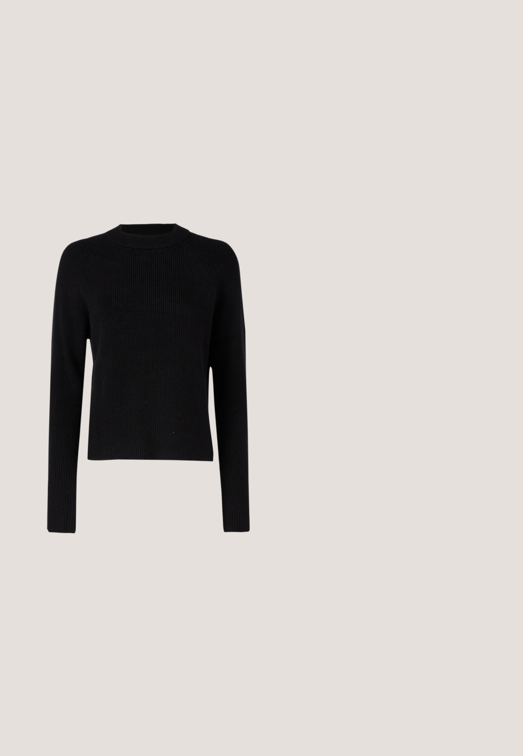 Pull en maille côtelée noire avec un col rond et des manches longues. Il présente une coupe légèrement raccourcie et un tissu texturé, offrant un ajustement confortable.; Chemise courte à manches longues rayée verticalement marron et blanche avec fermeture boutonnée à l'avant, col pointu, poche poitrine et larges poignets.; Shorts en denim de couleur bleu clair, avec une taille haute, un ourlet effiloché et un style traditionnel à cinq poches avec quincaillerie en métal.; Chaussures à plateforme noires avec un bout arrondi, dotées d'ouvertures circulaires, d'une sangle à boucle et d'une semelle en caoutchouc texturé pour une bonne traction.; Lunettes de soleil en métal noir avec des verres ronds, teintés foncés, branches fines et plaquettes de nez réglables, arborant un design minimaliste sans logo visible.; Sac d’épaule en tissu noir doux avec une bandoulière simple et une texture légèrement froissée sur un fond clair uni.
