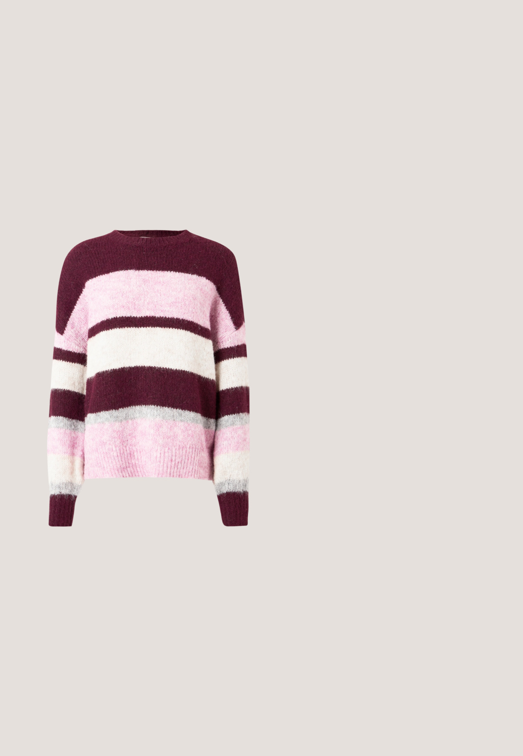 Lilla og rosa stribet sweater med en rund halsudskæring. Fremstillet af blødt, tekstureret stof. Har vandrette striber i forskellige farver.; Lyserød fløjls-skjorte med knapper, oversize pasform, lange ærmer, to brystlommer med klap og spids krave.; Sort denim bukser med vide ben og høj talje, fem-lomme design og lynlåsgylp. Glat tekstur med minimale synlige syningsdetaljer.; Sorte ankelstøvler i læder med runde snuder, snørelukning, sølvfarvede forskruninger og teksturerede såler, kombineret med mørkeblå denimjeans.; Lille sort blank håndtaske med to lange håndtag og snøre-detaljer i siden på en ensfarvet lys baggrund.; Sort læderbælte med en sølvfarvet metalspænde og dobbelt løkke detaljer, der har en tekstureret overflade og en spids ende for en sikker pasform.