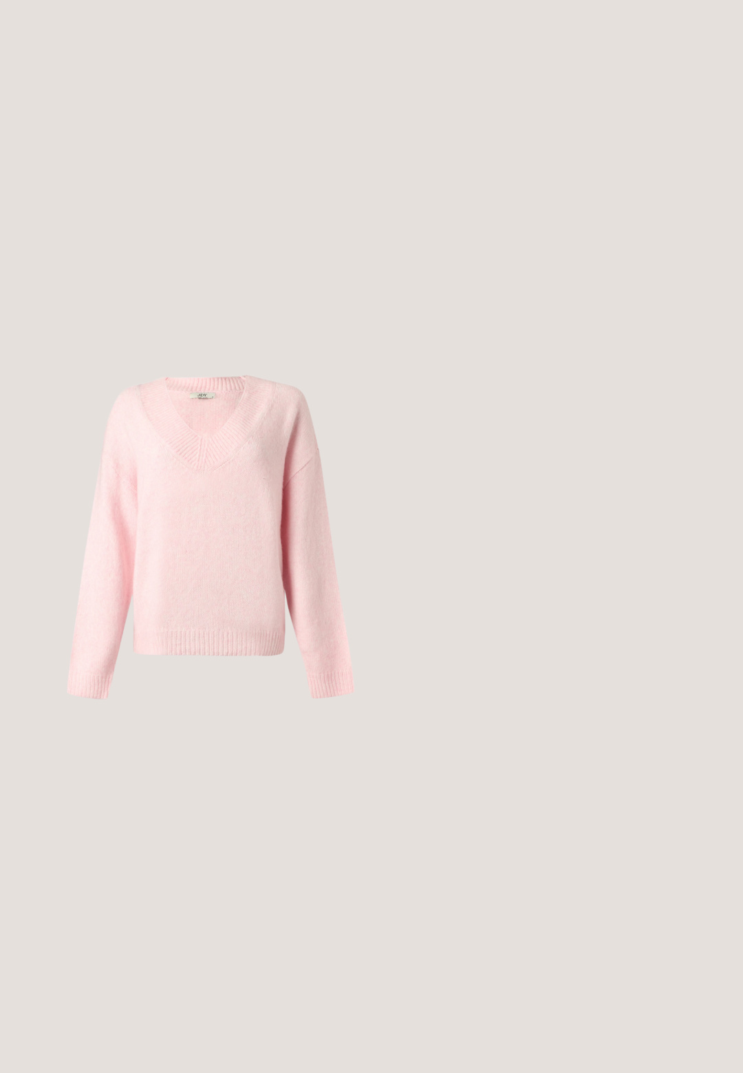Suéter rosa suave de manga larga con cuello en V, puños, dobladillo y cuello acanalados, mostrado sobre un fondo claro y sencillo.; Camisa negra de manga corta con bordado de ojales, dobladillo en forma de ondas y cierre de botón. Tela ligera con patrones de flores recortadas.; Pantalones de pierna ancha en verde oliva con cintura elástica y cordón. Confeccionados con una tela suave y ligera de textura lisa.; Bailarinas de cuero negro con punta afilada, suela plana y una pequeña correa con hebilla alrededor del tobillo para un ajuste seguro.; Bolso estructurado beige con una parte superior en forma de V, material de cuero suave, asas cortas y una correa larga y ajustable. Diseño minimalista.; Cinturón de cuero negro con una hebilla cuadrada de plata adornada con brillantes cristales redondos. Textura suave con un diseño minimalista.