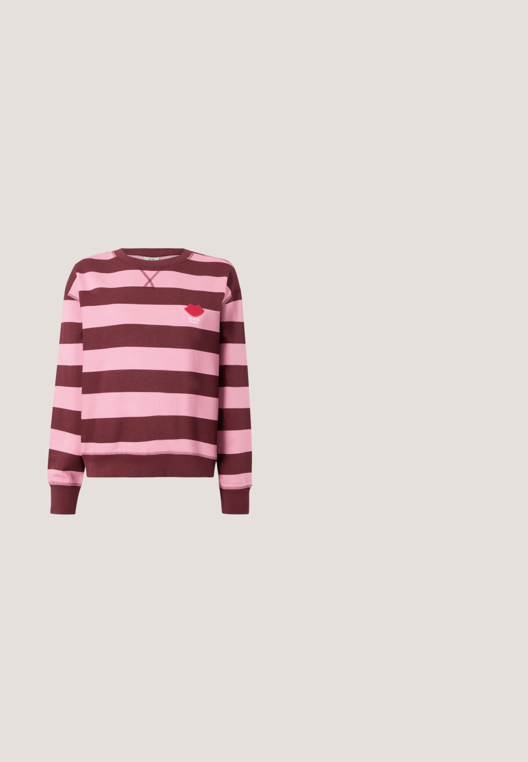 Pull rayé bordeaux et rose avec un col rond et des poignets côtelés. Présente un logo de lèvres rouges brodé avec le texte "PARIS STUDIO".; Chemise boutonnée en velours côtelé de couleur bordeaux foncé, manches longues, deux poches à rabat sur la poitrine et boutons marron sur le devant.; Pantalons en velours côtelé bleu marine foncé à jambe droite, avec poches avant et fermeture à bouton à la taille.; Baskets basses marron foncé avec trois bandes velcro et semelle épaisse en caoutchouc blanc sur fond neutre.; Femme portant un chemisier à motif noir et blanc tenant un sac à main rouge brillant sur un fond uni.; Boucles d'oreilles pendantes en argent avec des cristaux clairs rectangulaires et ronds alignés verticalement, sécurisées par des fermoirs à levier.