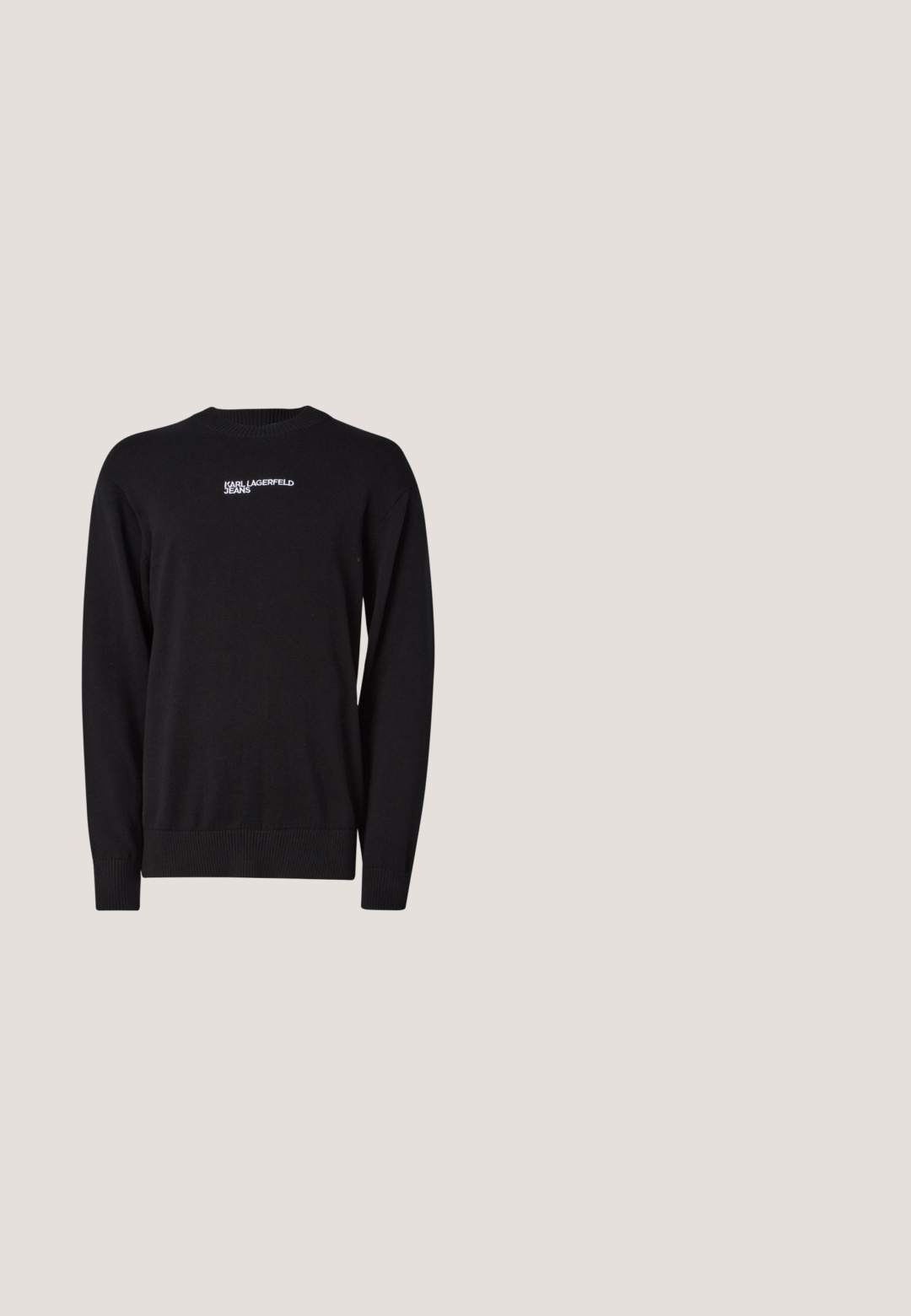 Mustmust mude, millel ümmargune kaelus, soonikvarrukad ja allserv, valge "KARL LAGERFELD JEANS" logo ülemises osas.; Valge lühikeste varrukatega puuvillane polo särk, millel on kaelus, viis tumedat nuppu ja rinnal tikitud "Armani Exchange" logo.; Heledad sinine teksapüksid sirge lõike, viie-tasku disainiga ja lukuga esiots. Kangas näitab kerget pleekimist, andes kandmise mulje.; Valge nahast vabaajajalanõu ümara ninaga, paeltega ees ja tasase kummitaldaga. Omaduseks on perforatsioonid ja peen logo.; Ristkülikukujuline tumesinine risti kehale kantav kott reguleeritava rihma, luku ja peene logomustriga esipaneelil.; Riidest vöö, millel on must alus ja türkiissinine logotekst. Sisaldab musta metallist pandlat logotrükiga, lamedat ja reguleeritavat disaini.