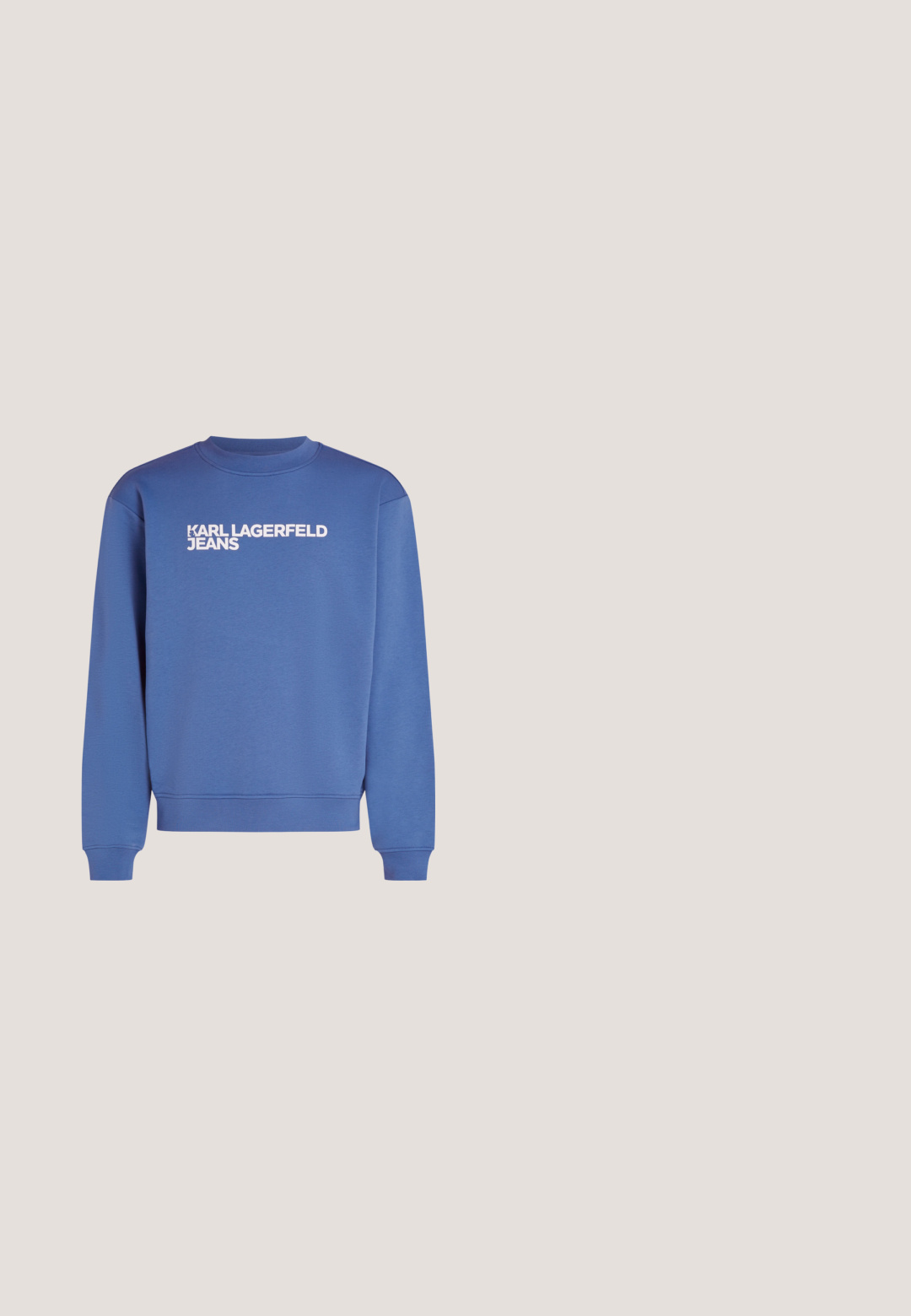 Sweatshirt bleu en mélange de coton, avec un col rond côtelé, des manches longues et un logo blanc "KARL LAGERFELD JEANS" sur le devant.; T-shirt à manches courtes à carreaux bleus et blancs avec motif répétitif de bretzels et encolure ronde côtelée bleue, présenté sur fond uni.; Shorts en jean bleu avec un imprimé abstrait style graffiti bleu clair, poches avant, passants pour ceinture et fermeture par bouton.; Basket en daim bleu avec accents blancs et talon gris. Présente un laçage à l'avant, une semelle en caoutchouc et un logo "KARL LAGERFELD" sur le côté.; Sac bandoulière bleu sarcelle en tissu doux, avec une poche zippée à l'avant et une sangle noire à motifs, portant le texte "KARL LAGERFELD JEANS" en noir.; Ceinture en tissu avec un motif abstrait bleu et noir, dotée d'une boucle en métal argenté portant la gravure 'KARL LAGERFELD JEANS' ; texture lisse.