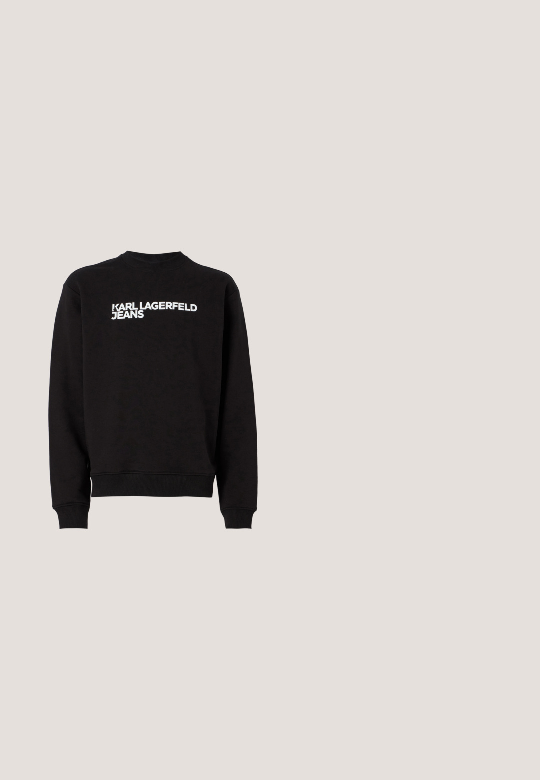 Sort sweatshirt med rund hals og ribbede manchetter. Har hvid tekst "KARL LAGERFELD JEANS" på forsiden. Blødt materiale.; Sort bomulds t-shirt med en hvid grafisk detalje på venstre brystområde. Rund hals, korte ærmer og klassisk snit.; Sorte fløjl bukser med en tekstureret overflade, der har lige ben, plisseret front og elastisk talje for øget komfort.; Hvide lædersneakers med sort hælkant. Har en tegneserie-lap af en figur med solbriller. Rund tå og tyk hvid sål.; Sorte solbriller med rektangulære linser, mat finish, tykke stel og slanke arme med en subtil brandingdetalje.; Sort rektangulær skuldertaske med justerbar rem, frontlomme og "KARL LAGERFELD" logo i hvid tekst.