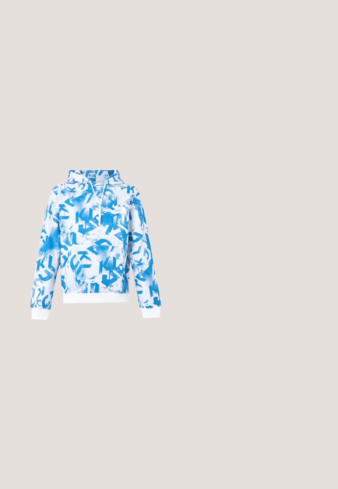 Weißer und blauer Kapuzenpullover mit einem grafischen Muster aus Buchstaben und Formen. Weiche Textur mit gerippten weißen Bündchen an Ärmeln und Saum.; Schwarzes T-Shirt mit kurzen Ärmeln aus Baumwolle, mit einem dezenten Logo-Emblem auf der Brust und einem klassischen Rundhalsausschnitt. Glatte Textur.; Schwarze Shorts aus strukturiertem Stoff. Sie verfügen über einen Knopfverschluss und ein klassisches Design mit Seitentaschen.; Lacoste-Sneaker mit einer Kombination aus grauem Wildleder und Mesh, blauen Akzenten, strukturierten Details und einer weißen Sohle. Mit Markenlogo an der Seite.; Schwarze zylindrische Tasche mit einem Reißverschluss und einem blauen Akzent an der Unterseite. Verfügt über ein strukturiertes Design mit dem Logo "KARL LAGERFELD JEANS."; Silberne geometrische Creolenohrringe mit einer hexagonalen Form, polierter Metalloberfläche und einem schlanken schwarzen Akzent an den Kanten.