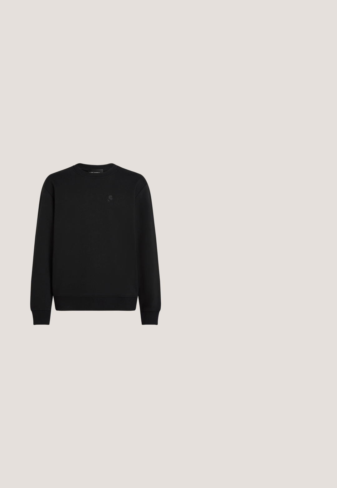 Schwarzer Rundhalsausschnitt-Pullover aus weichem Stoff. Mit gerippten Bündchen und Saum, sowie einem kleinen, einfarbigen Logo auf der Brust. Schlichtes Design.; Schwarzes Baumwoll-T-Shirt mit Rundhalsausschnitt, kurzen Ärmeln und oversized Passform. Glatte Textur und minimalistisches Design. Keine sichtbaren Logos.; Schwarze, lässige Sweatpants mit einem Batikmuster in verschiedenen Grautönen. Ausgestattet mit einem elastischen Bund und Seitentaschen.; Schwarze High-Top-Sneaker mit einem glatten Leder-Obermaterial, durchbrochenen Details, verstellbarem Riemen und einer gummierten Außensohle mit konturiertem Design.; Schwarze Sonnenbrille mit geometrischem Rahmen, dunklen getönten Gläsern und einer geraden doppelten Brücke, die auf einer hellgrauen Oberfläche liegt.; Schwarze rechteckige Umhängetasche mit verstellbarem Riemen, vorderer Reißverschlusstasche und dezentem Logo in der unteren rechten Ecke.