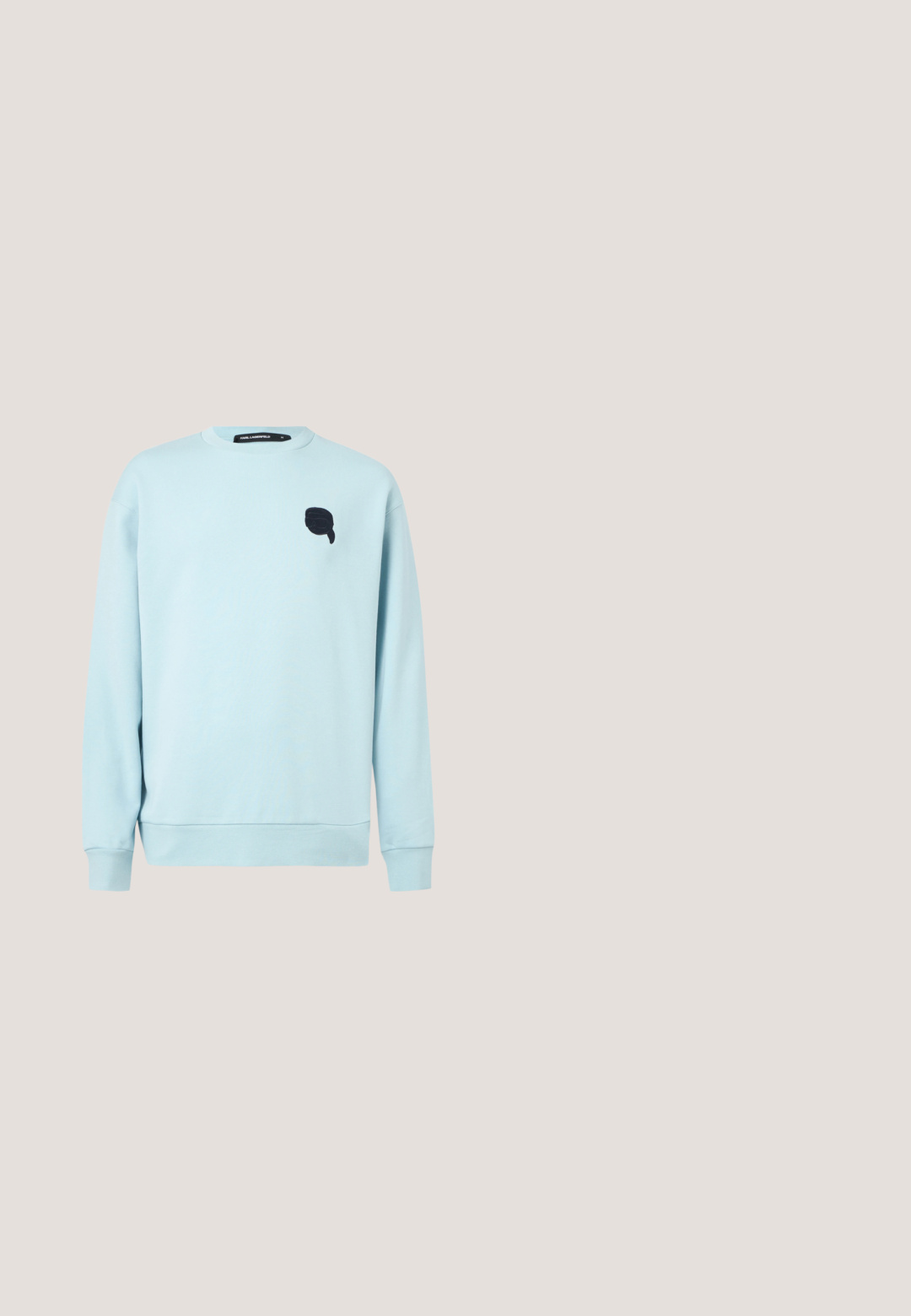 Sudadera de manga larga y cuello redondo de color azul claro con un pequeño emblema gráfico negro en el pecho izquierdo y puños y dobladillo acanalados.; Camisa beige de manga corta con botones, cuello puntiagudo, cinco botones en la parte delantera y un sutil detalle elástico en el dobladillo.; Shorts de color beige claro fabricados en algodón, con cierre de botón, bolsillos delanteros y dobladillo cosido. Textura suave con un diseño casual.; Mocasín beige de ante tipo slip-on con suela de goma blanca y logo BOSS en la correa lateral, presentado sobre un fondo neutro y liso.; Bolsa tipo duffel con patrón de pata de gallo en negro y marrón, asas negras y correa de hombro ajustable, mostrada sobre un fondo blanco.; Cinturón de tela negra tejida con hebilla de metal plateado y detalles de cuero negro, enrollado sobre un fondo gris claro.