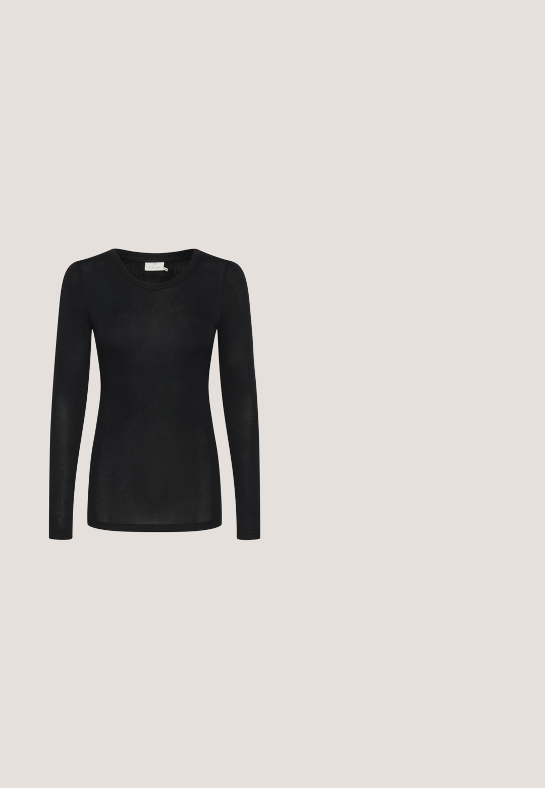 Zwarte lange mouwen top gemaakt van lichtgewicht, doorschijnend materiaal. Heeft een ronde halslijn en een aansluitende silhouette met een rechte zoom.; Zwarte lange mouwen cardigan van doorschijnende kant met plooidetails, met een V-hals en zes zilverkleurige knopen aan de voorkant.; Zwarte palazzo broek met pailletten en een elastische tailleband, met een rechte snit en glinsterende textuur. Reflecterende accenten door het hele ontwerp.; Zwarte lakleren slingback pump met hoge hak, puntige neus, dunne enkelbandjes, klein strikdetail en gestructureerde hak.; Clutch tas bedekt met zilveren kralen met een rood hart van kralen in het midden op een witte achtergrond.; Gouden metalen chokercollier met een soepele, gebogen vormgeving. Bevat een kettingverlenging voor aanpasbare maat en een veilige sluiting.