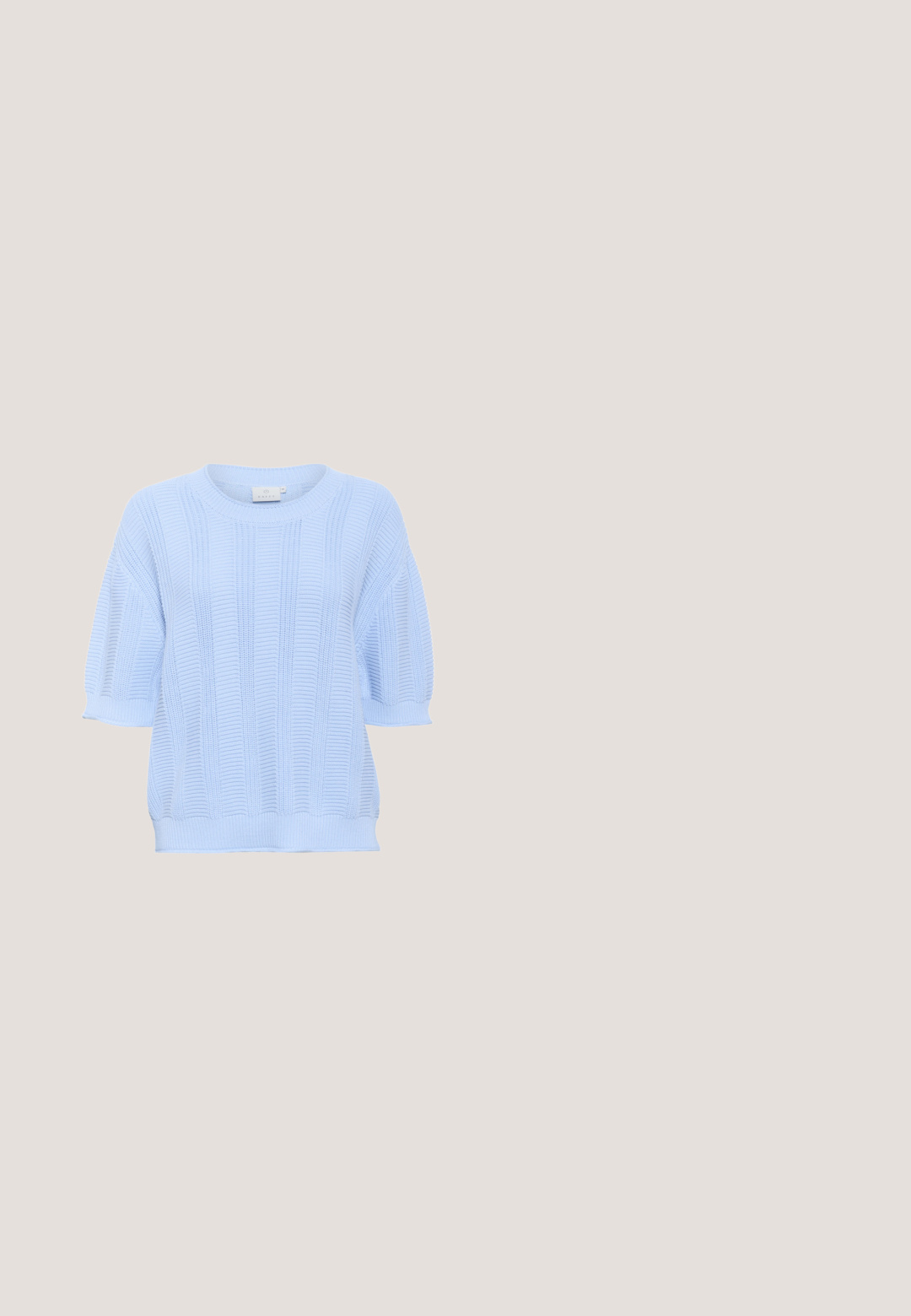 Lichtblauwe gebreide trui met korte mouwen en een geribbelde textuur en een ronde halslijn. Heeft verlaagde schouders en een relaxte pasvorm.; Lichtblauwe denimjack met een puntige kraag, knoopsluiting aan de voorkant, lange mouwen en verticale naaddetails. Glad textuur.; Lichtblauwe wijde denim broek met een elastische tailleband en riemlussen, getoond op een witte achtergrond.; Lichtblauwe en beige casual sneaker met veters aan de voorkant, mesh en suède panelen, en een beige rubberen zool met textuur.; Lichtblauwe leren tas met een gebogen vorm en een enkele schouderband. Heeft een soepele textuur en een subtiel logo dat aan de zijkant is ingebosseld.; Zilveren gedraaide ringoorbellen met een spiraalvormig ontwerp, een gladde, reflecterende textuur en een haaksluiting.