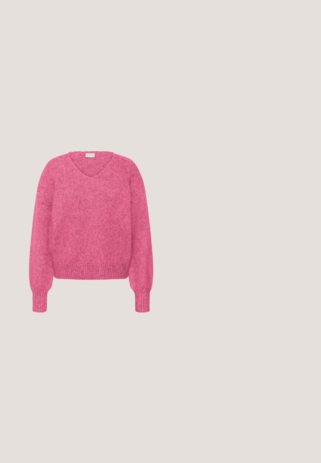 Fuchsia gestrickter Pullover mit V-Ausschnitt, langen Ärmeln sowie gerippten Bündchen und Saum. Weiche Textur und lockeres Design.; Rosa Kordjacke mit langen Ärmeln, zwei Brusttaschen und braunen Knöpfen. Sie verfügt über einen klassischen Kragen und einen strukturierten, gerippten Stoff.; Rosa weite Hosen aus leichtem Stoff. Mit elastischem Bund und glatter Textur. Keine Muster oder zusätzlichen Akzente.; Niedriger pinker Veloursledersneaker mit hellrosa Streifen, weißen Schnürsenkeln, brauner Gummisohle und "AVA"-Logo an der Seite nahe der Sohle.; Weiche rosa rechteckige Schultertasche mit gepolstertem langem Träger und Griff, minimalistisches Design, Kapten & Son Logo vorne mittig.; Zarte Perlenkette mit kleinen Pastellperlen in Blau, Pink und Grün, mit einem goldenen Kettenverschluss und Verlängerung.