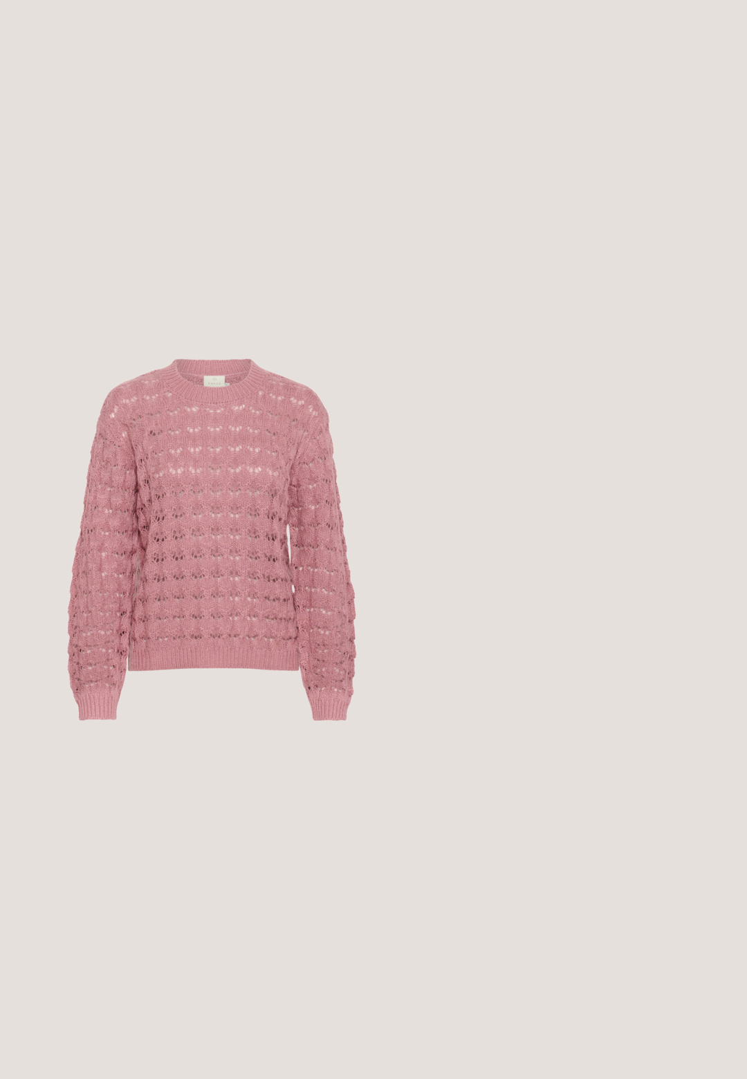 Roze gebreide trui met een gestructureerd, open patroon en lange mouwen. Heeft een ronde halslijn en ribgebreide manchetten en onderrand.; Roze corduroy overhemdjack met lange mouwen, twee borstzakken en bruin knopen. Heeft een klassieke kraag en een gestructureerde ribstof.; Lichtroze broek met een losse pasvorm, verticale dunne grijze strepen, elastische tailleband en een schuifkoordsluiting aan de voorkant.; Lage sneaker met roze en beige suède en stof, beige veters, gele swirl-detail, grijze hiel en bruine rubberen zool.; Zachte roze leren schoudertas met enkele brede riem en een slappe, ongestructureerde vorm.; Roze plastic haarclip met een glanzende afwerking, voorzien van gouden accenten en witte tanden voor grip. Gebogen ontwerp voor een veilige styling.