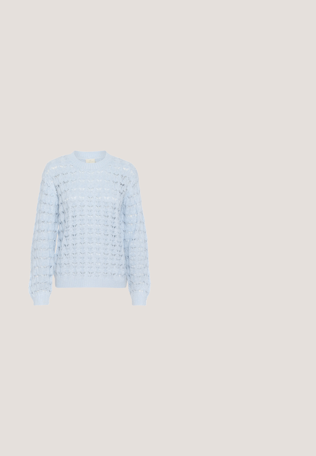 Lyseblå strikket sweater med en tekstureret hulmønster, ribbestrikkede manchetter og kant samt en rund halsudskæring. Blødt, letvægtsmateriale.; Lysblå denimskjorte med sølvfarvede pailletter, lange ærmer, krave, to brystlommer og trykknaplukning. Glat tekstur og detaljeret udsmykning.; Lyseblå jeans med vide ben, elastisk linning og justerbar snøre-lukning.; Lysegrå ruskindsneaker med hvide snørebånd og en tyk beige gummisål, med et hvidt Chevron-formet design på siden.; Lyseblå læderhåndtaske med en enkelt skulderrem, en guldringdetalje i midten og gyldne ringe, der fastgør remmen til tasken.; Blå plastikøreringe med en glat finish, der har en gylden lås og et glat, buet design. Den ene ørering har en spidset form.