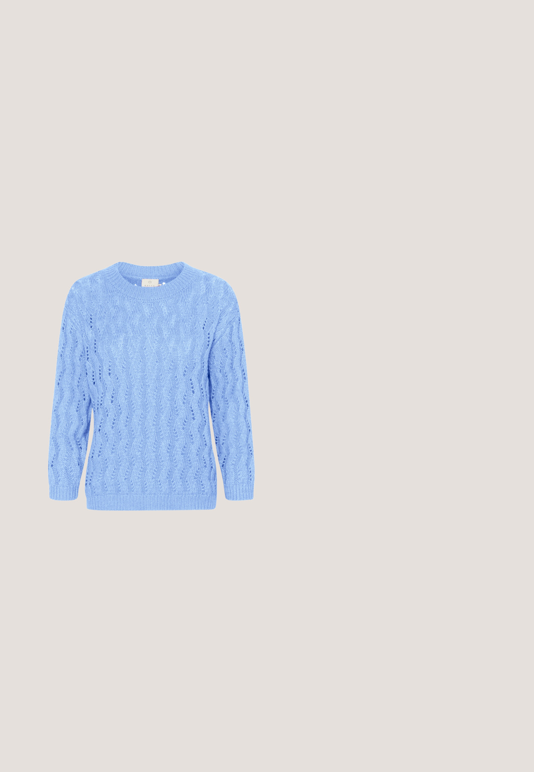 Lys blå kabelstrikket sweater med rund hals og trekvartlange ærmer. Har et struktureret mønster samt ribbede manchetter og bund.; Stribet skjortejakke med lange ærmer, påsatte lommer og en slået krave i blå og hvide lodrette striber.; Lyseblå denimjeans med lige ben, frontlynlås, bæltestropper og syningsdetaljer, vist mod en hvid baggrund.; Hvite sneakers med mintgrønne striber, gummisål og snørebånd, parret med ribbede cremefarvede sokker. Sat mod en gul baggrund.; Lille lyseblå denim skuldertaske med bølgede sidedetaljer og en enkelt strop, sikret med en flaplukning på toppen i midten.; Sølvøreringe med et snoet design. Glat overflade, rund form og poleret finish. Inkluderer en stiftlukning for sikker pasform.