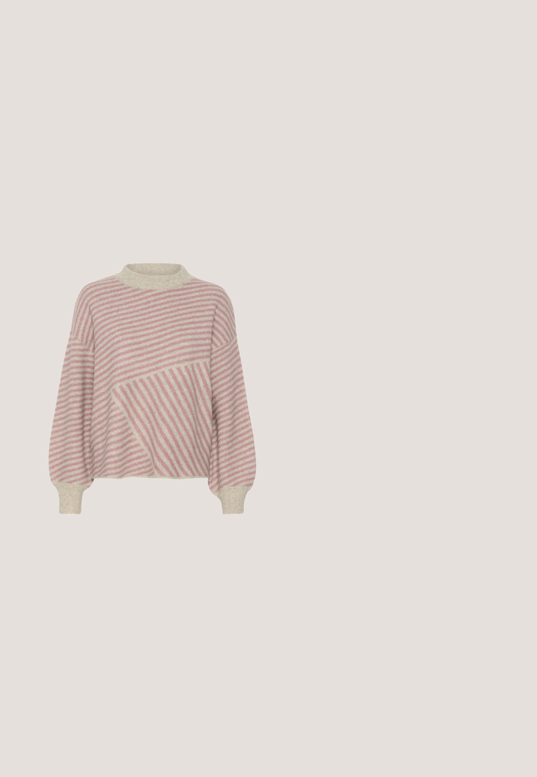 Gebreide trui met een ronde hals, met een lichtbeige basis en contrasterende zachte roze strepen. Ballonmouwen en een gestructureerde afwerking.; Roze corduroy overhemdjack met lange mouwen, twee borstzakken en bruin knopen. Heeft een klassieke kraag en een gestructureerde ribstof.; Roze corduroy broek met een rechte pijp, elastische tailleband en verticale ribbels. Geen voorkruipzakken of extra details.; Casual sneaker met vetersluiting, beige, lichtroze, crème en lichtblauwe panelen, rubberen zool en "s.Oliver" logo aan de zijkant.; Roze nylon schoudertas met een verstelbare schouderband. Beschikt over een opgeknopt ontwerp, een voorvak met een trekkoordsluiting en een merklabel.; Gouden oorringen met witte parels, geaccentueerd door rode hartvormige edelstenen. Het ontwerp bevat gestructureerde elementen voor extra detail.