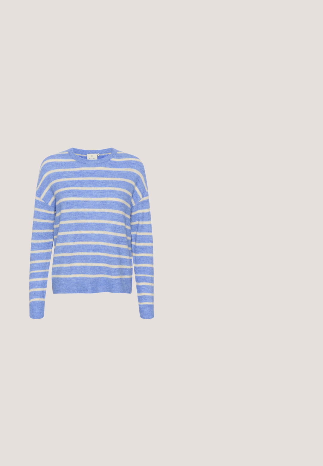 Helles blaues Sweatshirt aus weichem Material, mit horizontalen cremefarbenen Streifen, Rundhalsausschnitt und lockerer Passform mit überschnittenen Schultern.; Hellblaues Denim-Jacket mit spitzem Kragen, vorderem Knopfverschluss, langen Ärmeln und vertikalen Nähten. Sanfte Textur.; Denim weit geschnittene Hosen mit Kordelzug, in einem mittelblauen Farbton, geradem Schnitt und subtilen Nähdetails.; Low-Top Sneaker mit hellblauem Wildleder-Obermaterial, braunen Lederseitenstreifen, weißen Schnürsenkeln, weißer Fersenkappe und strukturierter beiger Gummisohle.; Hellblaue Leder-Gürteltasche mit zwei Reißverschlussfächern und verstellbarem Riemen mit Druckknöpfen.; Goldfarbene Ringe mit einer glatten, glänzenden Oberfläche, die ein ineinander verwobenes Design und abgerundete Formen für einen zeitgemäßen Look aufweisen.