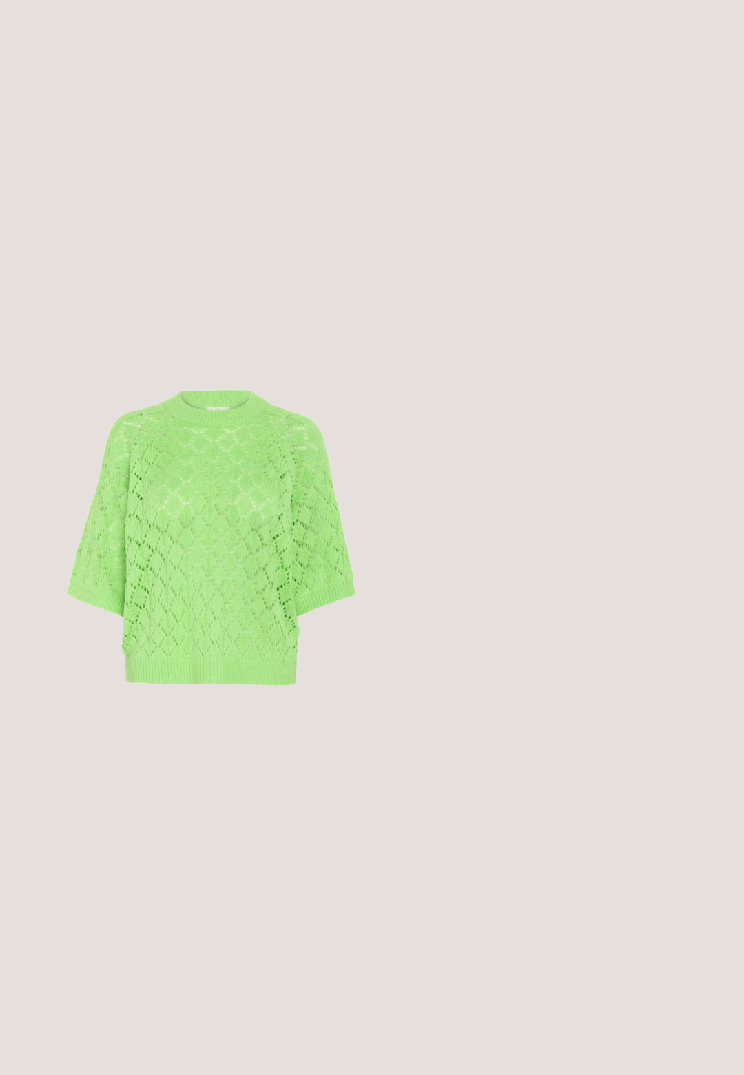 Grøn strikket sweater med diamantmønstret blonde, korte ærmer og en rund halsudskæring med ribkant. Let og åndbar tekstur.; Grøn satin skjorte med lange ærmer, knaplukning fortil, enkelt brystlomme og glat tekstur. Krave og manchetter matcher stoffet.; Grønne, letvægtige, knælange bukser med elastisk talje og en løs pasform. Fremstillet af et glat stof uden synlige mønstre.; Lavprofil sneaker med grøn ruskind øvre, lyserøde striber og tunge, hvide snørebånd, hvid hælstrop og tekstureret gennemsigtig brun sål.; Vævet grøn læderhåndtaske med et buet topgreb, rektangulær form, frontlomme med lynlås og struktureret overfladedetalje.; Grønne harpiksøreringe med guldfarvede accenter. Den ene ørering har en spids form, mens den anden har et afrundet design.