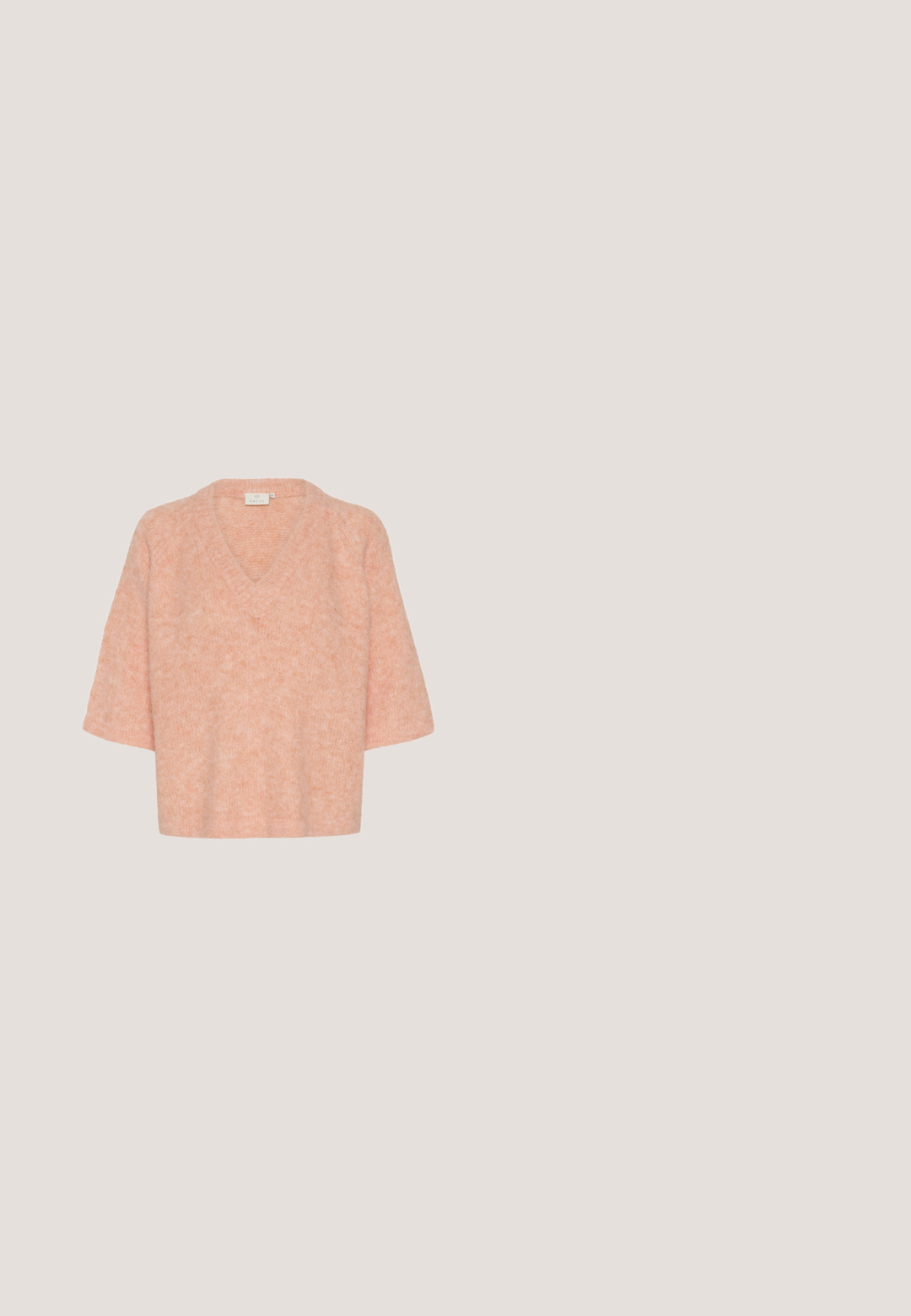 Rosa, kurzärmeliges V-Ausschnitt-Pullover aus flauschigem Material mit lockerer Passform. Verfügt über eine subtile Textur, die ein weiches Erscheinungsbild verleiht.; Rosa Kordjacke mit langen Ärmeln, zwei Brusttaschen und braunen Knöpfen. Sie verfügt über einen klassischen Kragen und einen strukturierten, gerippten Stoff.; Weite Hosen aus weichem, pinkem Stoff mit glatter Textur. Sie haben eine hohe Taille und zwei frontale Taschen. Schlichte, maßgeschneiderte Gestaltung.; Rosa Spitzen-Sneaker mit einer strukturierten Oberseite, ausgestattet mit einer weißen dicken Plateausohle und passenden Schnürsenkeln, entworfen für den lässigen Tragekomfort.; Gepolsterte rosa Tragetasche mit zwei Griffen, Logo-Patch an der Seite, weiche Textur und rechteckiger Form. Geeignet für den täglichen Gebrauch.; Drei Stränge aus weißen Perlen mit einem roten herzförmigen Anhänger, goldenen Akzenten und einem Karabinerverschluss.