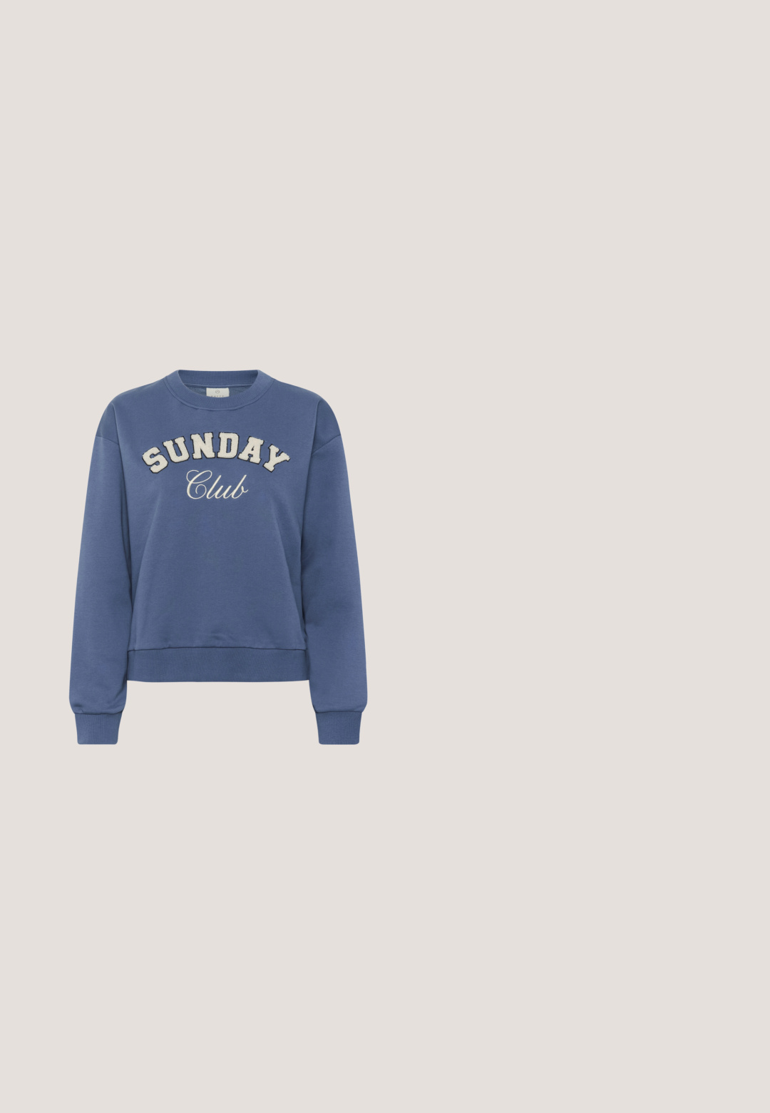 Sweat-shirt col rond bleu avec « SUNDAY Club » imprimé sur le devant en lettres blanches texturées et manches longues avec des poignets côtelés.; T-shirt bleu à manches courtes avec col rond et texte "LINES IN THE SANDS UNDER DESERT SKIES" imprimé en blanc à l'avant.; Pantalon de survêtement bleu clair en tissu doux, avec une ceinture élastique à cordon, des chevilles élastiquées et des poches latérales.; Baskets de sport bleu clair avec une tige en tricot texturé, des accents métalliques et une semelle rembourrée. Elles présentent un système de laçage et une languette de traction.; Sac fourre-tout bleu clair avec deux bretelles, forme rectangulaire, texture lisse et design minimaliste sur fond blanc.; Boucles d'oreilles en plastique bleu avec une finition brillante, dotées d'un fermoir en ton or et d'un design lisse et courbé. Une des boucles a une forme pointue.