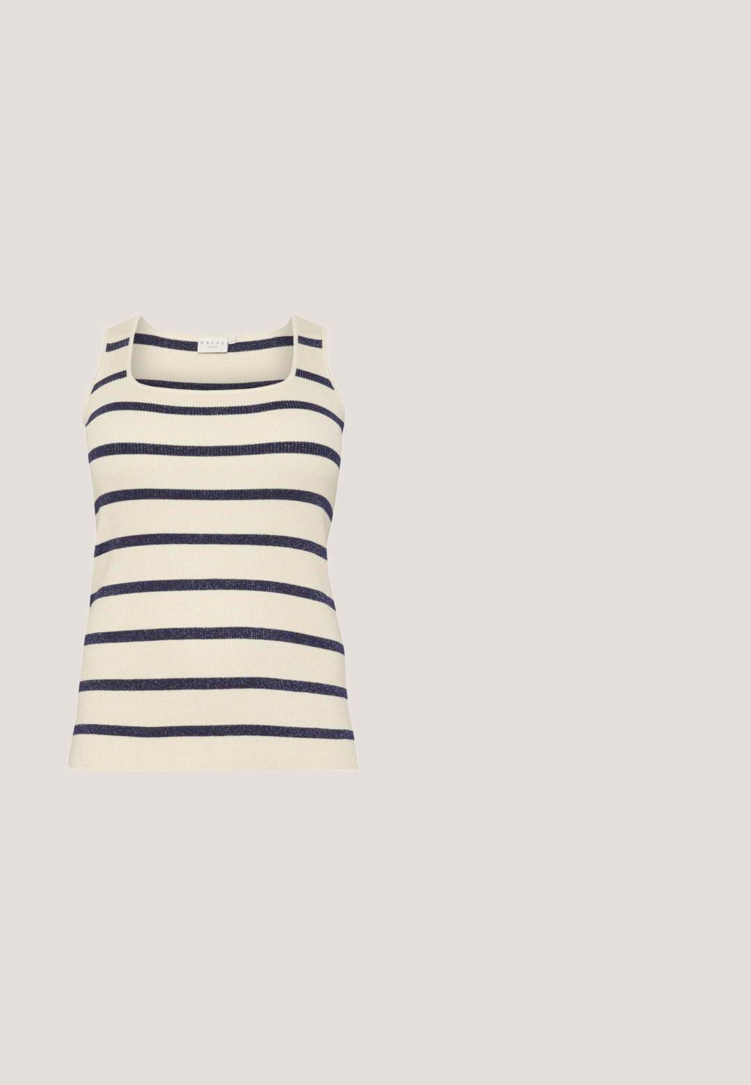 Débardeur rayé en crème et bleu marine avec un décolleté rond, texture côtelée et coupe ajustée. Le matériau semble doux et extensible.; Chemise à boutons dans un motif zèbre beige et noir, avec un col structuré, des manches longues et des boutons avant bien en évidence.; Pantalon court rayé vertical gris et blanc avec taille élastique et coupe ample.; Sandales compensées beiges avec une semelle noire texturée, dotées de larges brides et d'une boucle à la cheville pour un maintien sécurisé. Design à semelle plate.; Grand sac fourre-tout tissé en paille naturelle avec des rayures horizontales noires et beiges ; doté de poignées tressées et d'une finition texturée.; Bague en ton or avec un large bandeau, présentant une texture côtelée verticale et des bords lisses pour un design moderne et minimaliste.