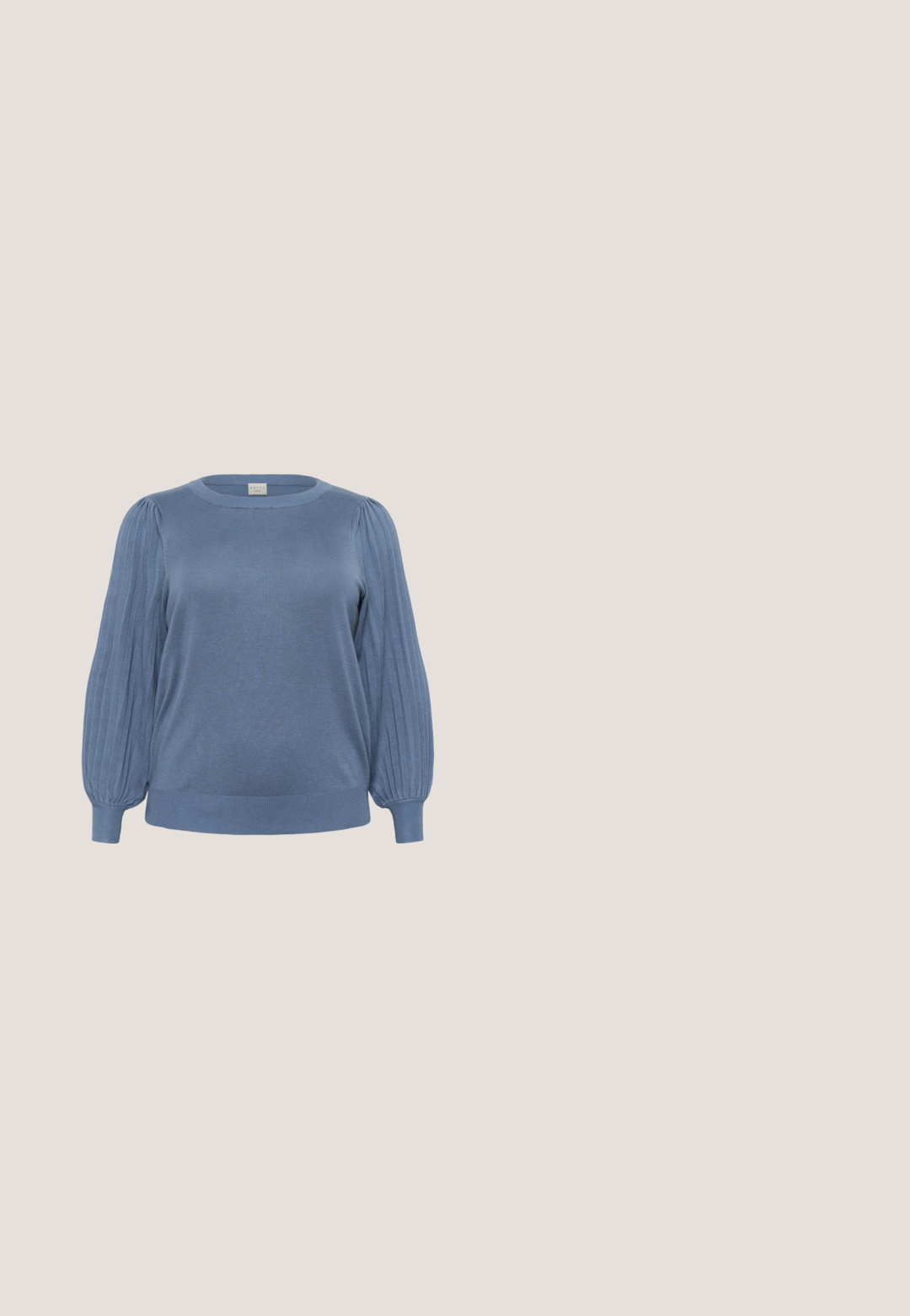 Kaffe Curve KAFFE CURVE KCLONI KNIT PULLOVER - Striktrøje - bering sea; Lysblå denimskjorte med sølvfarvede pailletter, lange ærmer, krave, to brystlommer og trykknaplukning. Glat tekstur og detaljeret udsmykning.; Lyseblå bukser med vidde ben, elastik i taljen og snøre foran, vist på en hvid baggrund.; Sneakers med en lys beige mesh-overdel, blå accenter og tre blå striber. Rund tå og en gennemsigtig ydersål.; Lyseblå læderhåndtaske med en enkelt skulderrem, en guldringdetalje i midten og gyldne ringe, der fastgør remmen til tasken.; Guld øreringe med tykke, glatte lyserøde harpiksindsatser, vist på en ensartet lysegrå baggrund.