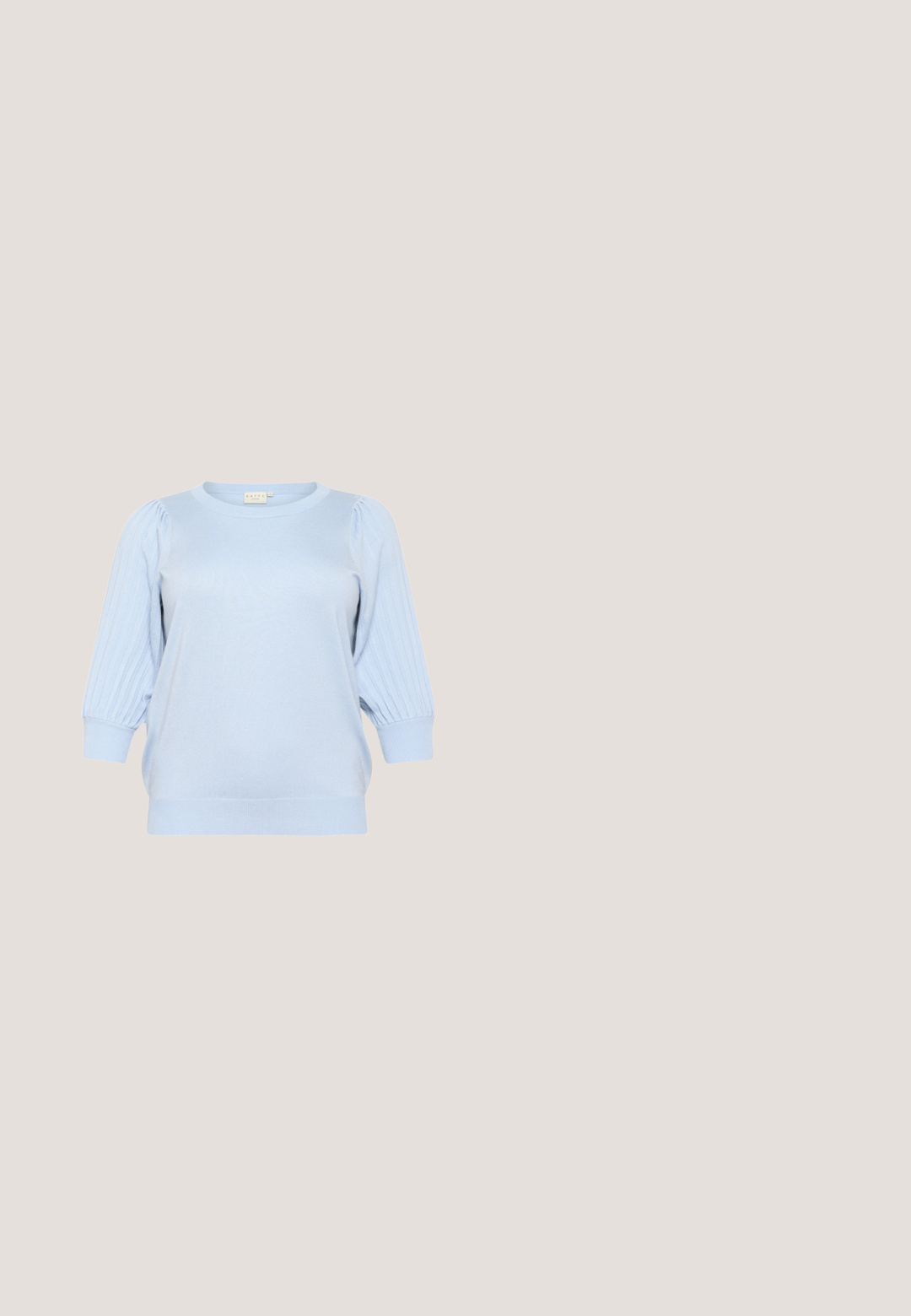 Lyseblå strikket sweater med rund halsudskæring, der har pufærmer med ribbet detaljering og en lige kant. Blød tekstur hele vejen igennem.; Lysblå denimskjorte med sølvfarvede pailletter, lange ærmer, krave, to brystlommer og trykknaplukning. Glat tekstur og detaljeret udsmykning.; Lyseblå denim shorts med lige skæring, fire lommer og knaplukning. Har synlig syning langs kanten og sømmene.; Lyseblå sneaker med gule detaljer, tyk hvid sål, snørebånd foran og brun tekstureret ydersål, vist fra siden på hvid baggrund.; Lyseblå læder skuldertaske med justerbar rem, guldkædedetalje og gyldent drejelås-lukning på frontklappen.; To parører øreringe: en sølv og en guld. Hver har et glat, afrundet design med en poleret overflade og en sikker lukning.