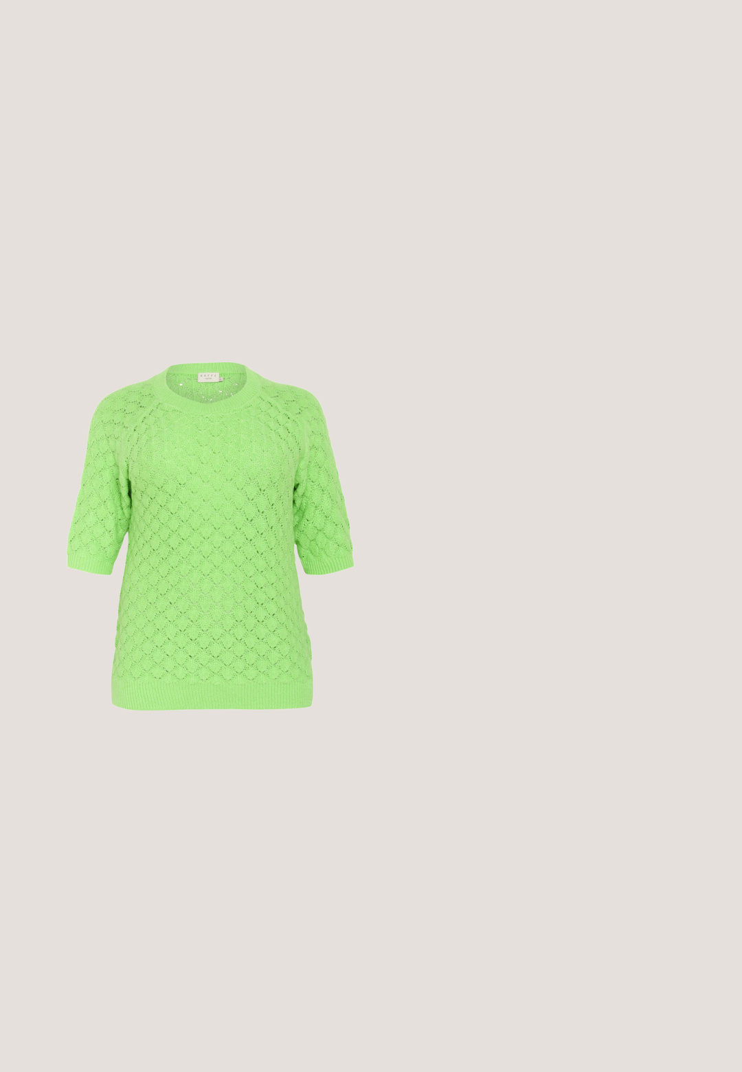 Suéter verde de punto con mangas cortas, que presenta un patrón de red de pesca, cuello y dobladillo acanalados, y un corte holgado. Fabricado en material ligero.; Camiseta de algodón blanca con escote redondo y mangas cortas. Corte relajado con una textura suave y sin patrones ni acentos visibles.; Vaqueros de mezclilla azul de talle alto con botón y cremallera delanteros, cinco bolsillos y perneras acampanadas sobre un fondo blanco.; Tacones slingback metálicos dorados con punta afilada y tacón grueso. Textura suave, diseño minimalista y una correa estrecha.; Gafas de sol con degradado marrón y un marco translúcido rosa, forma cuadrada y brazos de metal delgados. Presenta bordes redondeados y un diseño minimalista.; Bolso de hombro de cuero verde con un diseño curvado, bolsillo con cremallera en la parte frontal y bolsillos adicionales en los laterales. Textura suave y hardware minimalista.