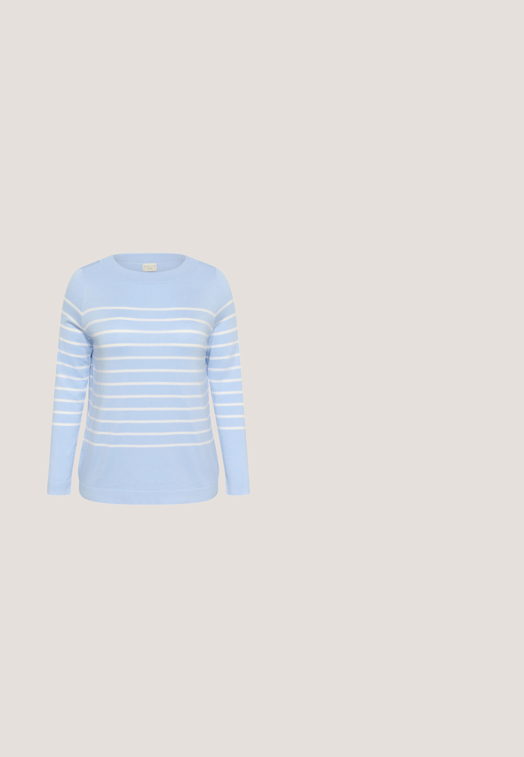 Hellblauer Pullover mit langen Ärmeln, weißen horizontalen Streifen, rundem Ausschnitt, weicher Textur und lässiger Passform.; Hellblaues Denimhemd mit silbernen Pailletten, langen Ärmeln, Kragen, zwei Brusttaschen und Druckknopfverschluss. Glatte Textur und detaillierte Verzierungen.; Hellblaue Jeans mit weitem Bein, elastischem Bund und Kordelzug, vor weißem Hintergrund dargestellt.; Hellblaue Wildledersneaker mit weißen Akzenten, rundem Zehenbereich, flacher Gummisohle und sechs Ösen für die Schnürsenkel; weist dezente Nähdetails auf.; Liebeskind Berlin HERA SMALL PEBBLE - Shopping Bag - blue denim; Helles blaues Armreif mit glatter Oberfläche und abgerundeten Kanten, ausgestattet mit einem glänzenden Äußeren und einer kontrastierenden goldenen Innenschicht.