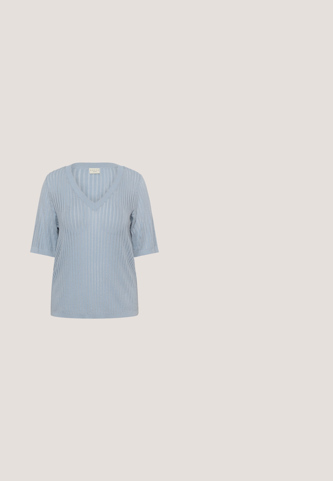 Lichtblauw kort mouw gebreid topje met V-hals en verticale gestructureerde strepen, met een Kaffe-merklabel aan de binnenkant van de hals.; Lichtblauw denim overhemd met zilveren pailletten, lange mouwen, kraag, twee borstzakken en drukknoopsluiting. Gladde textuur en gedetailleerde versieringen.; Blauwe wijde cropped broek met elastische tailleband, trekkoord en twee voorzakken.; Sneaker met een combinatie van zilveren en lichtblauwe materialen, een bovenwerk van mesh, een dikke witte zool en een opvallend cirkelvormig accent.; Pepe Jeans Shopper - dazed blue; Zilveren ketting met meerdere dunne, gedraaide strengen, voorzien van een sluiting en een verstelbare ketting voor lengtevariatie. Gladde textuur en afgeronde vorm.