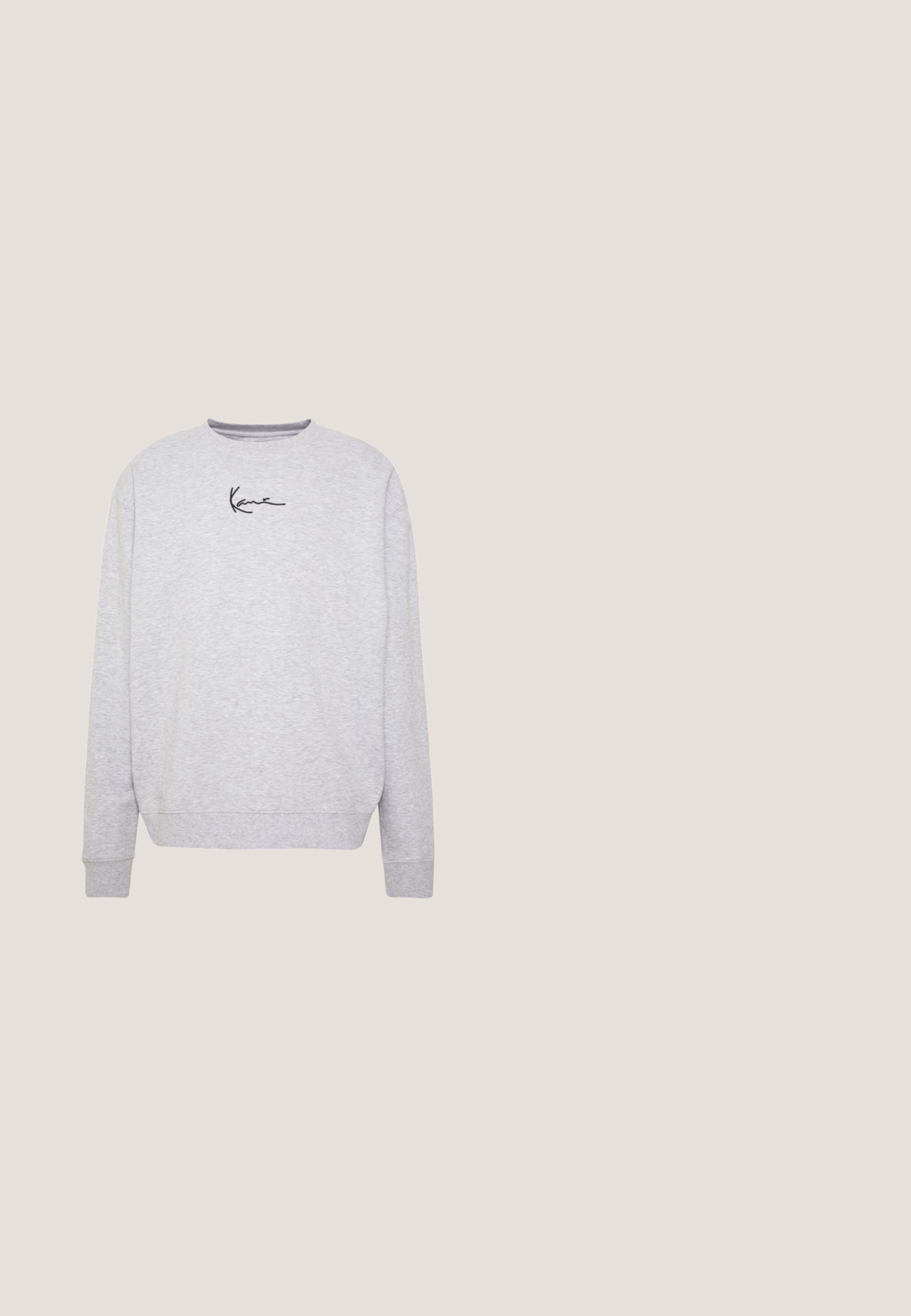 Sudadera gris hecha de una tela suave, con cuello redondo, mangas largas y un diseño minimalista en negro en el pecho.; Camisa de béisbol blanca de manga corta con rayas negras, que presenta un cierre frontal de botones y la palabra "KANI" exhibida de forma destacada en letras negras.; Bermudas deportivas blancas hechas de un tejido ligero, con un dobladillo a rayas negras y un logotipo distintivo en la parte inferior izquierda delantera.; Zapatillas altas blancas con un swoosh negro, una puntera texturizada en gris y suela plana blanca. Presenta seis ojales y acentos cosidos.; Gafas de sol de plástico blanco con lentes grises, junto a un estuche de tela negra que presenta un logotipo en letras en negrita de "URBAN CLASSICS" en blanco.; Collar de cadena de plata con eslabones entrelazados, textura suave y forma rectangular uniforme. Detalle de cierre seguro.