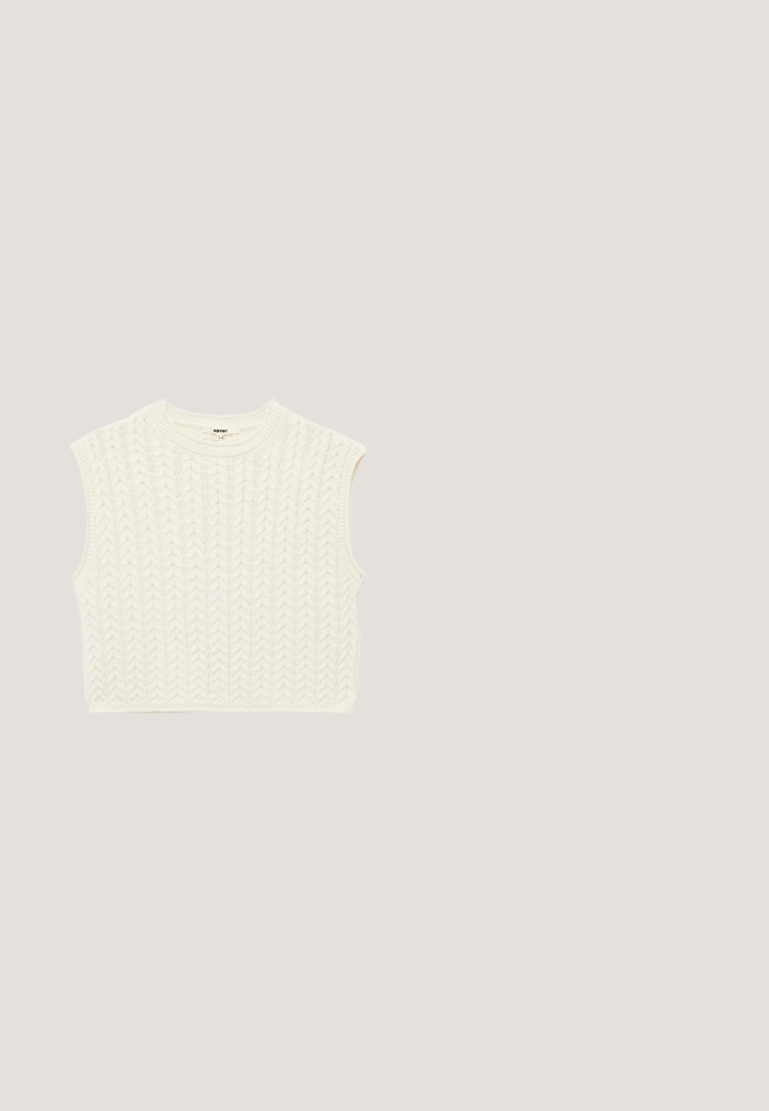 Gebreide cropped trui in gebroken wit met een textuurpatroon, korte mouwen en ribbels aan de halslijn en onderrand, die een eenvoudige, gestructureerde uitstraling heeft.; Witte cropped button-up shirt met lichtblauwe verticale strepen, lange mouwen, één borstzak en klassieke kraag. Katoenmix stof.; Bruine linnen rok in A-lijn met een hoge taille, voorzien van twee voorzakken en een gladde textuur, vallend onder de knie.; Bruine leren loafers met een geplooide bovenkant, voorzien van een gouden gespaccent en een lage, zwarte rubberen zool.; Lichte sjaal met tropisch strandontwerp met palmboom, zeilboten, golven, zon, strandstoelen en fruitmotieven op crème- en groene randen.; Bruine leren shopper met korte handvaten, afneembare schouderriem, hardware in goudkleur en een opvallende logohanger aan de zijkant.