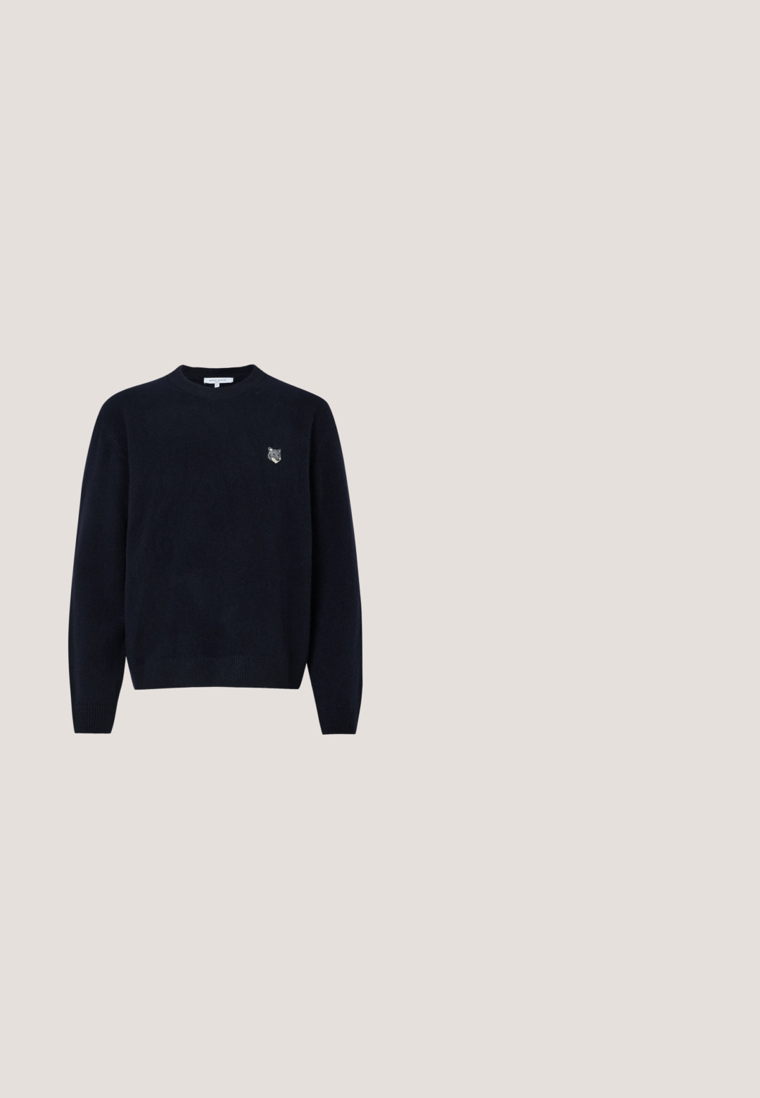 Pull en tricot bleu marine avec un col rond, des poignets côtelés et un petit détail de tête de renard brodé sur la poitrine. Texture douce.; T-shirt blanc à manches courtes, en coton doux, avec un col rond et une coupe régulière. Texture lisse et design minimaliste.; Pantalons en coton beige à coupe droite, dotés d'une fermeture éclair et d'un bouton à l'avant, d'une texture lisse et d'un style minimaliste.; Baskets basses beige à lacets, semelle rose clair et languette grise à l'arrière marquée "Filling Pieces", vues de profil sur fond uni.; Sac besace en cuir couleur fauve avec sangle réglable et poche verticale zippée, présenté de profil sur un fond clair uni.; Ceinture en cuir marron avec boucle rectangulaire argentée enroulée sur un fond gris clair, montrant une couture détaillée le long des bords.