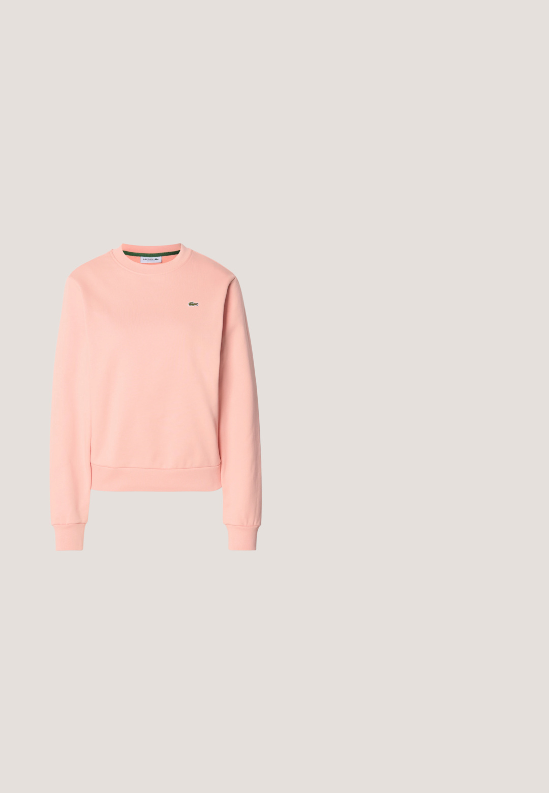 Sudadera de manga larga y cuello redondo en color rosa claro, con puños y bajo acanalados, que presenta un pequeño logo de cocodrilo verde de Lacoste en el pecho.; Camiseta lisa de color azul claro, de manga corta y cuello redondo, con un pequeño logo de escudo en el pecho izquierdo.; Pantalones deportivos de color azul marino con un diseño acampanado, fabricados con una tela suave. Presenta dos bolsillos con cremallera blanca y detalles de costura sutiles.; Zapatillas deportivas blancas con paneles de malla, acentos en negro y una suela texturizada. Presentan un diseño elegante y un logotipo prominente en el lateral.; Bolso tote rosa claro con asas largas, cierre con cremallera en la parte superior y pequeño logo plateado de cocodrilo centrado en el frontal.; Pendientes de metal plateado con forma de U y un acento en forma de corazón en la base, textura suave y acabado pulido.