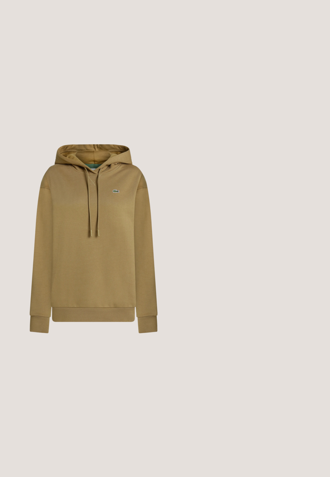 Sweat à capuche beige avec cordons, poignets et ourlet côtelés, et petit logo crocodile vert sur la poitrine gauche.; T-shirt blanc court à manches courtes avec un petit logo noir sur la poitrine gauche.; Pantalon droit vert foncé avec des bandes blanches sur les côtés et un petit logo blanc sur la partie supérieure de la cuisse, sur un fond uni.; Baskets blanches basses avec semelle en gomme et logo crocodile en relief flottant au-dessus d'un sol en bois à motif en extérieur.; Sac fourre-tout vert foncé en matériau texturé avec deux longues poignées, comportant un petit logo à l'avant et une fermeture éclair.; Boucles d'oreilles créoles en or avec des pierres facettées vertes et de petits charms en or en forme de griffes suspendus sous chaque pierre, présentées sur un fond blanc.