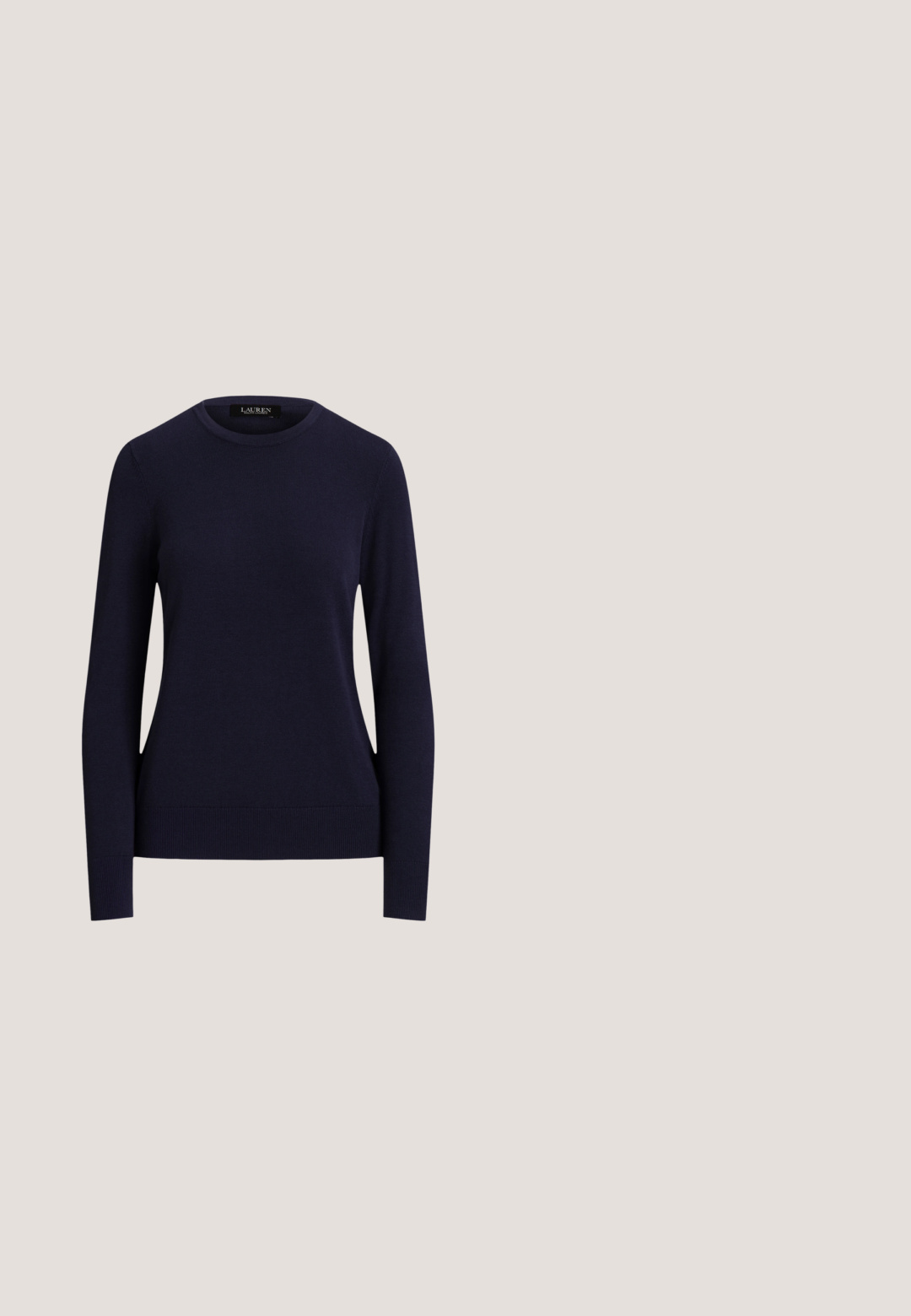 Navyblauwe gebreide trui met ronde hals, lange mouwen, geribbelde manchetten en zoom, met een gladde textuur en een aansluitend ontwerp.; Lichtpaarse heren overhemd met lange mouwen, knopen, een aangeknopte kraag en een geborduurd logo op de linker manchet.; Zwarte, recht gesneden broek gemaakt van een gladde katoenmix; voorzien van een voorste knoop, ritssluiting en twee zijzakken. Strak, minimalistisch ontwerp.; Zwarte leren instapper met een gestructureerde afwerking, voorzien van een decoratieve band en platte hak. Slank, minimalistisch ontwerp met een ronde neus.; Persoon die een zwarte leren jas draagt, draagt een zwarte halve maanvormige handtas met gouden gesp over de schouder tegen een effen achtergrond.; Zwarte leren riem met een grote gouden rechthoekige gesp en meerdere verstelgaten, plat gelegd op een witte achtergrond.