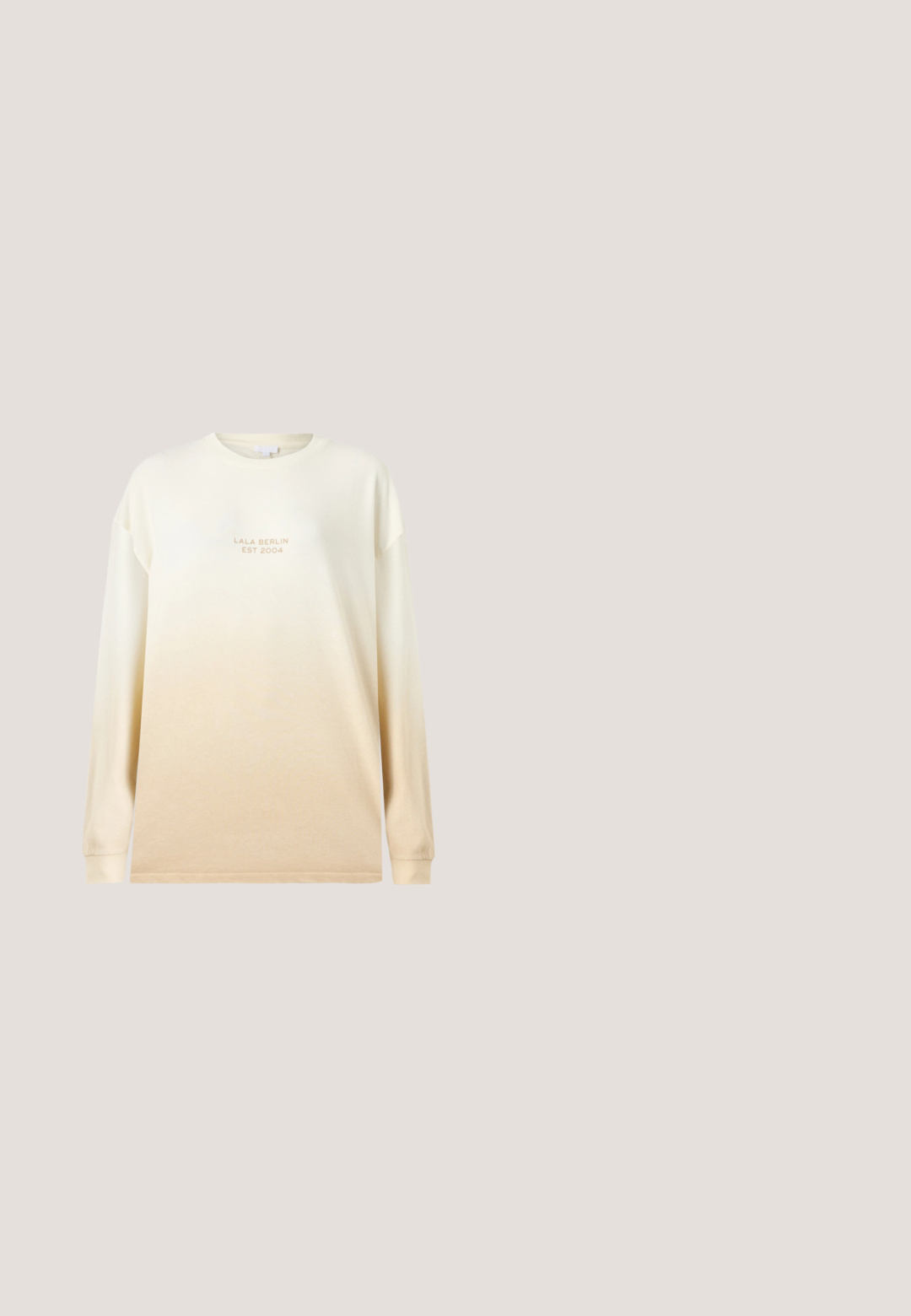 Camisa de manga larga de color crema con un degradado que se desvanece a un beis más oscuro. Presenta un cuello redondo y texto en relieve "LALA BERLIN EST 2004."; Camisa de pana marrón con cuello de camisa, botones en la parte frontal y mangas largas. Presenta una tela texturizada y un ajuste ligeramente oversize.; Pantalones de mezclilla oscura de pierna ancha con cintura alta, cierre de botón y cremallera, costuras en contraste y puños doblados con detalles en gris.; Zapatillas de ante beige con tejido texturizado, punta redondeada y suela blanca gruesa. Presentan cordones elásticos y una lengüeta en el talón.; Bolso rectangular de pana de color gris oscuro con dos bolsillos frontales con cremallera, dos asas y una correa de hombro ajustable sobre fondo blanco.; Collar delicado de cadena dorada con pequeñas cuentas de perla blanca espaciadas uniformemente y cierre de resorte sobre un fondo blanco.