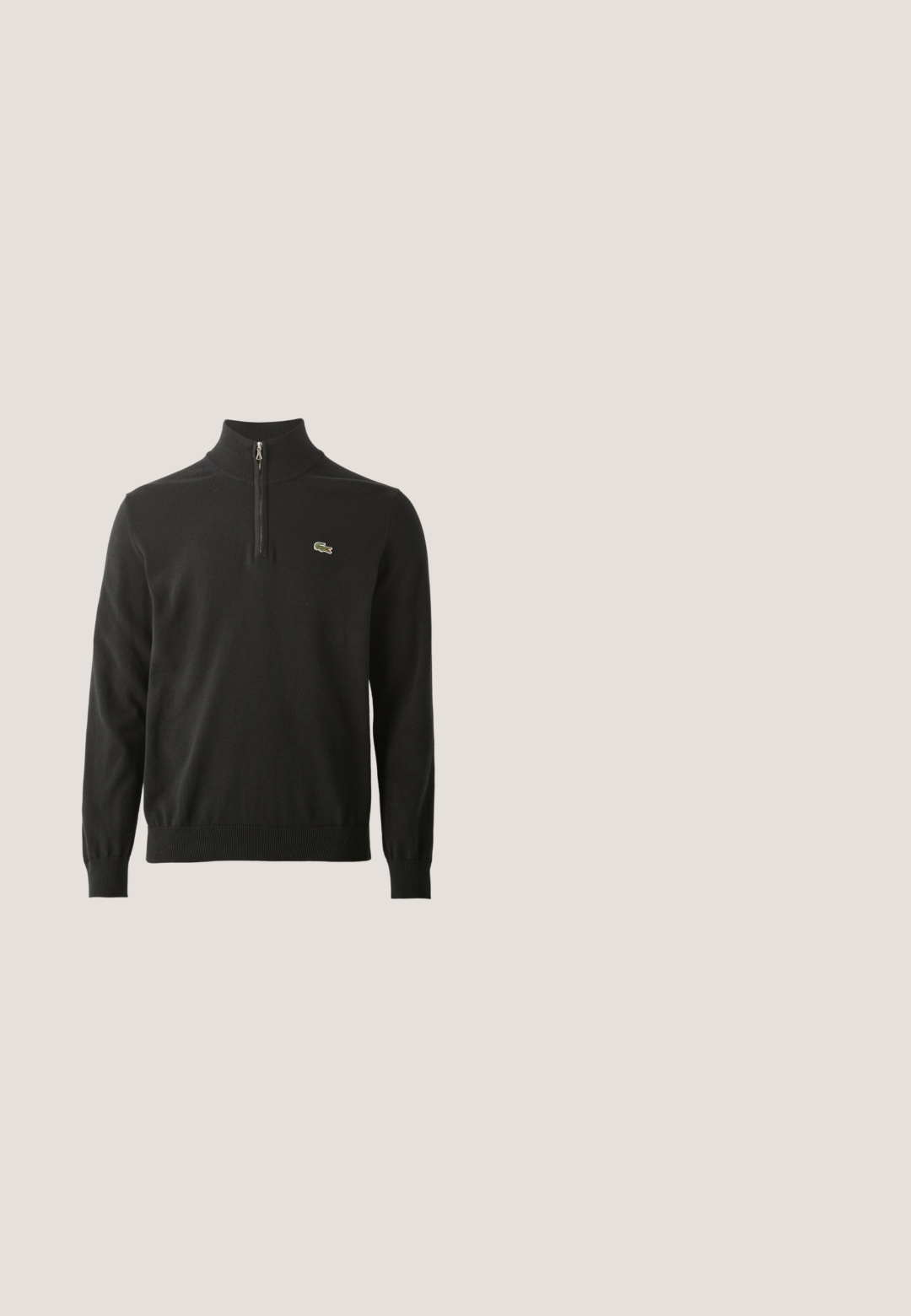 Pull en maille noir à col montant, avec une demi-glissière et des poignets côtelés. Comprend un petit logo vert sur la poitrine. Texture douce.; T-shirt noir manches longues à col rond avec un petit logo crocodile vert sur la poitrine gauche, présenté sur un fond clair uni.; Pantalons de survêtement en polaire blanche avec une taille élastique et des poignets, avec un accent logo vert sur le côté droit. Texture douce et lisse.; Baskets en cuir blanc avec accents perforés, lacets plats et un petit logo vert sur le côté. Semelle en caoutchouc et col rembourré pour le confort.; Banane en nylon noir avec une texture lisse, fermeture éclair, et petit logo crocodile vert Lacoste sur le devant. Conçue pour un transport léger.; Collier en chaîne en argent avec un design à plat et tissé. Présente un accent rectangulaire vert, réfléchissant la lumière avec une texture lisse.